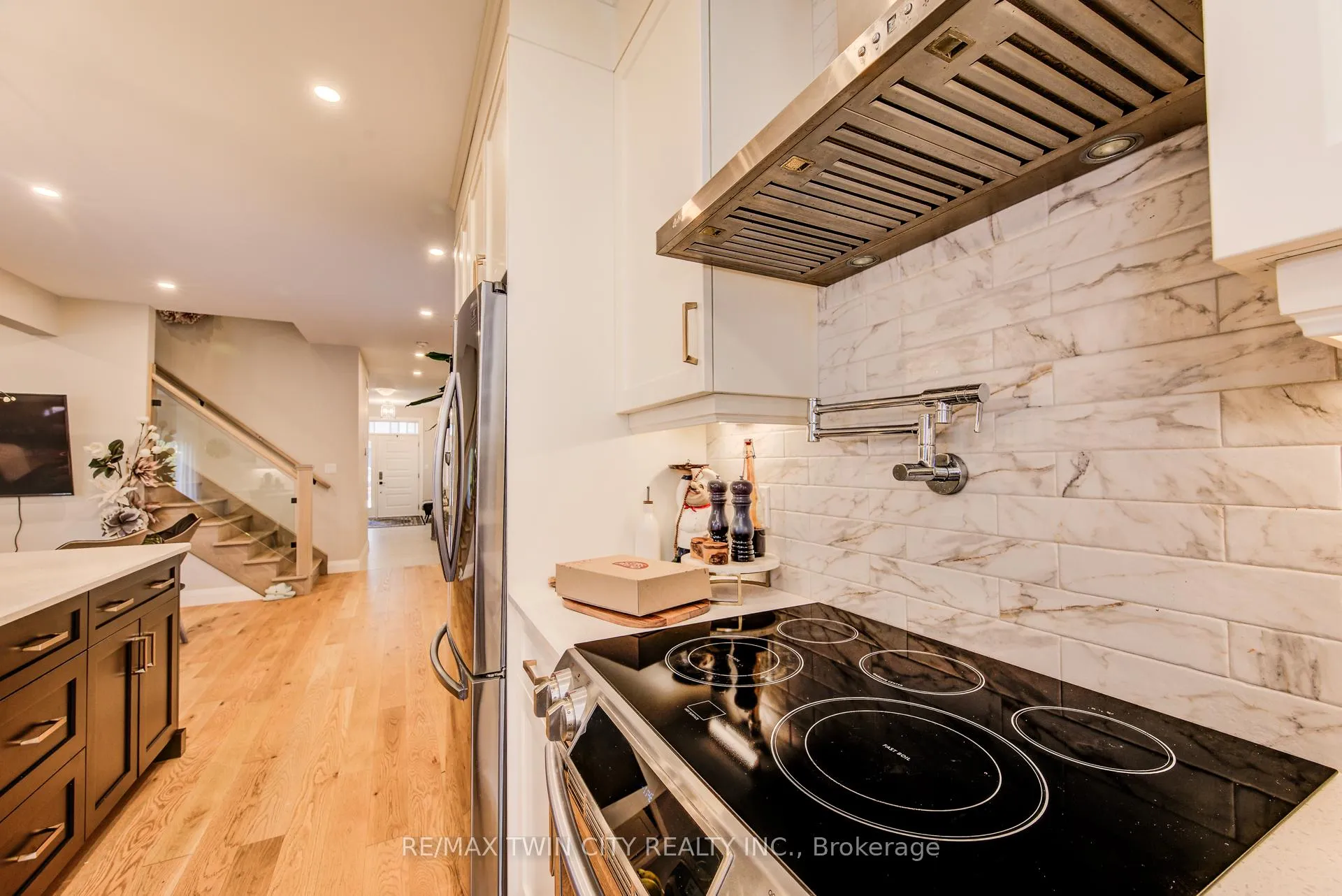 Photo 12 of 928 Chapel Hill Court S, Kitchener, Doon South — HOMEH