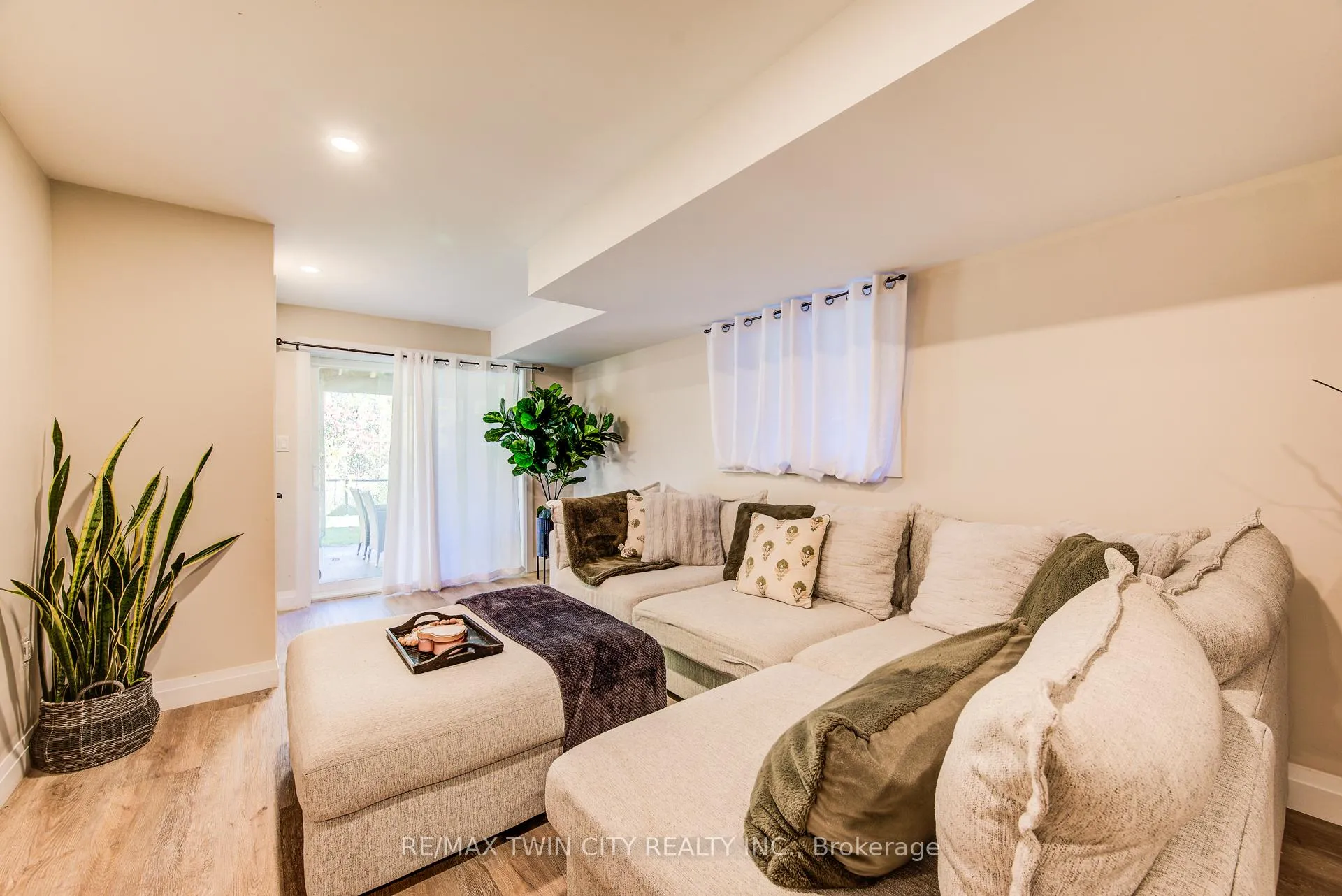 Photo 39 of 928 Chapel Hill Court S, Kitchener, Doon South — HOMEH
