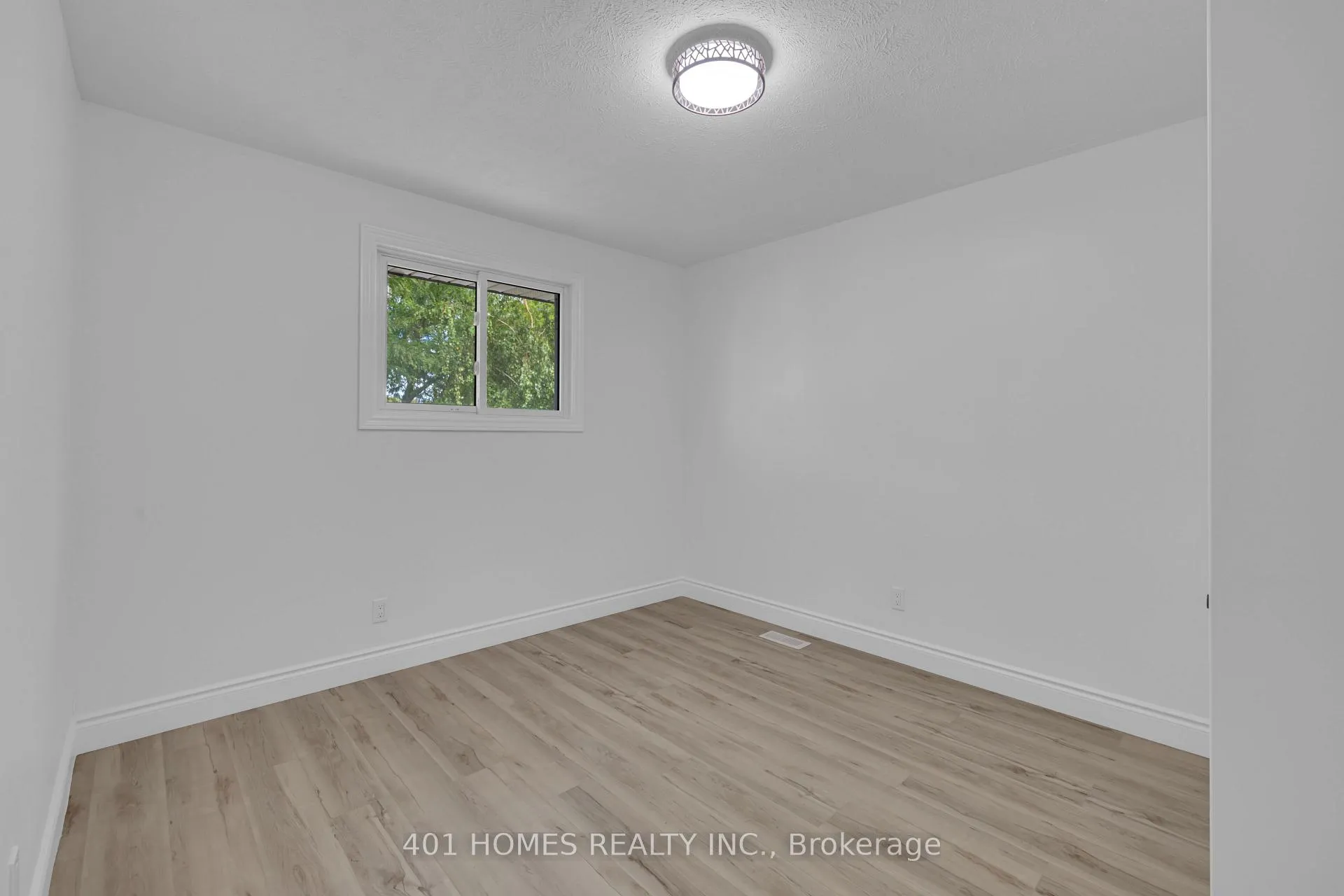 Photo 11 of 3090 Conservation Drive E, Windsor — HOMEH