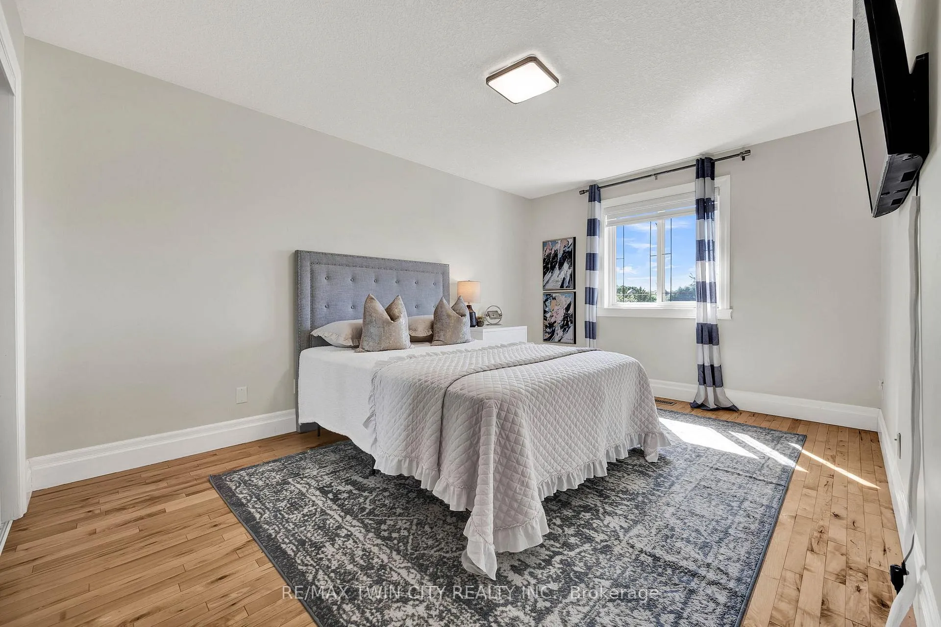 Photo 19 of 433 Doon South Drive, Kitchener, Doon South — HOMEH