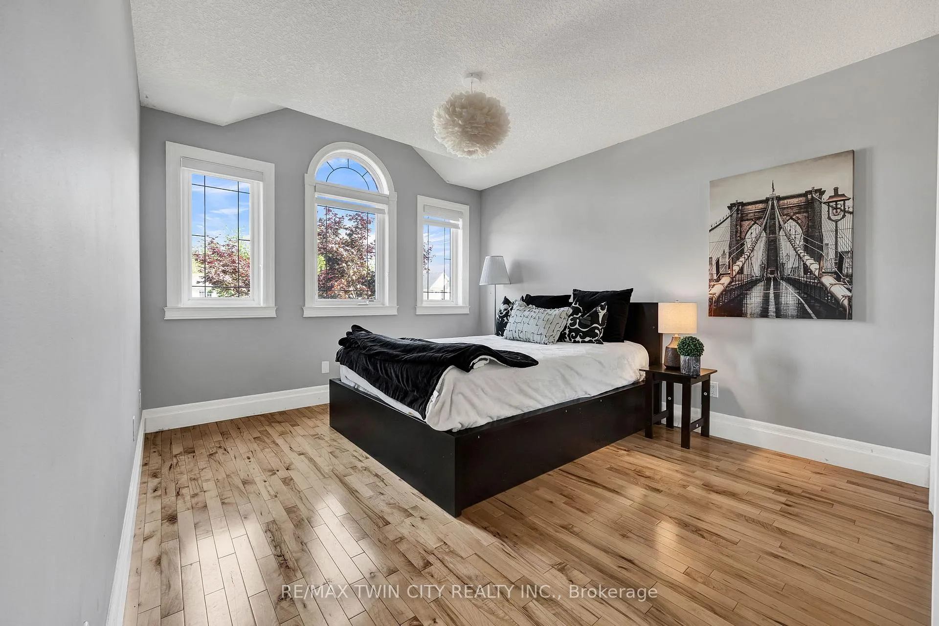 Photo 20 of 433 Doon South Drive, Kitchener, Doon South — HOMEH