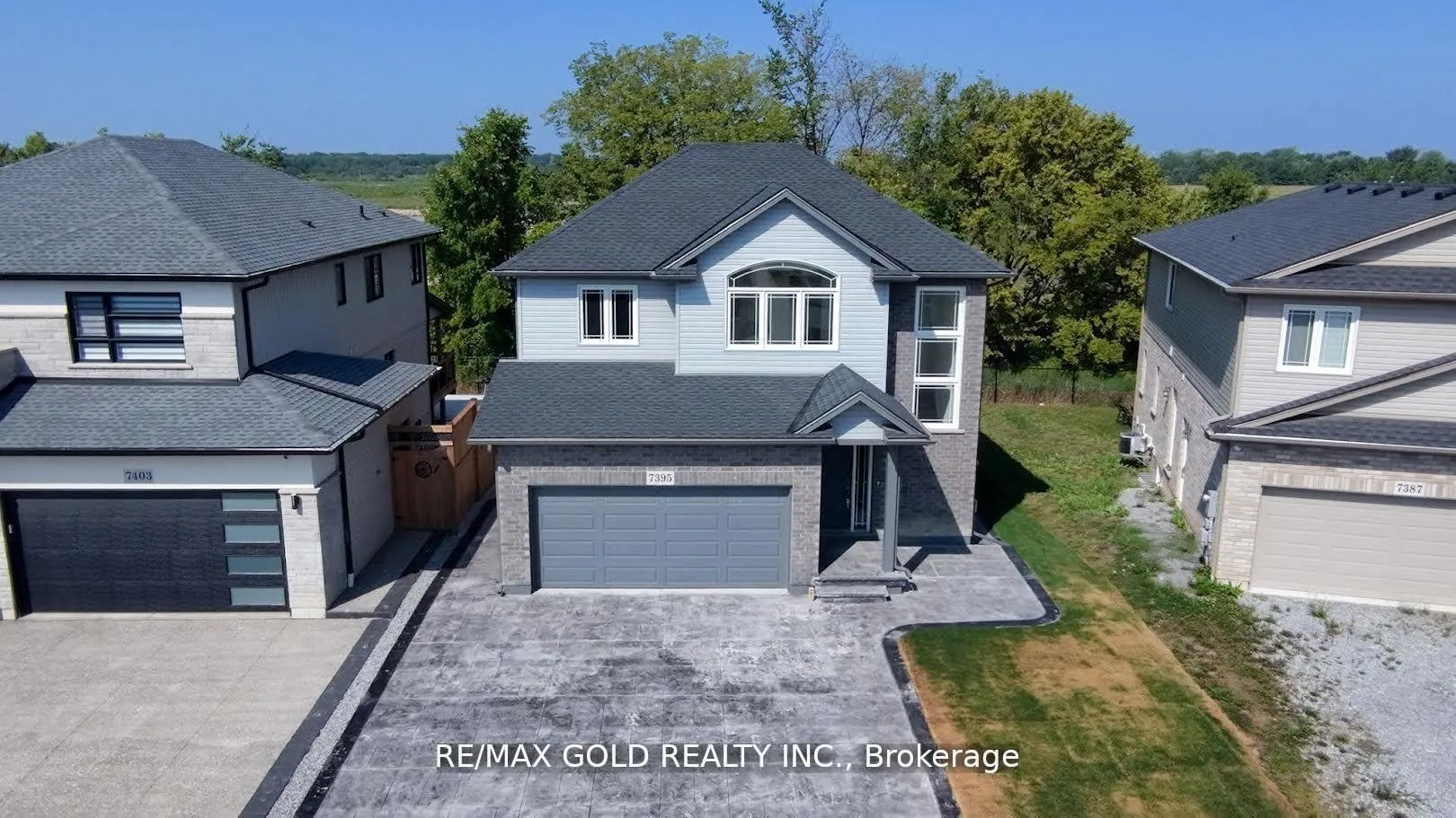 Photo 2 of 7395 Sherrilee Crescent, Niagara Falls, Brown — HOMEH