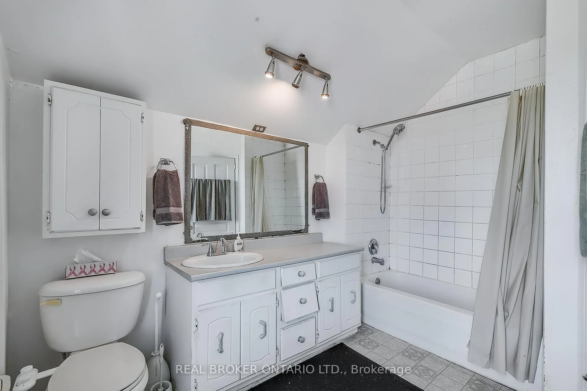 Photo 11 of 200 Lancaster Street, Kitchener — HOMEH
