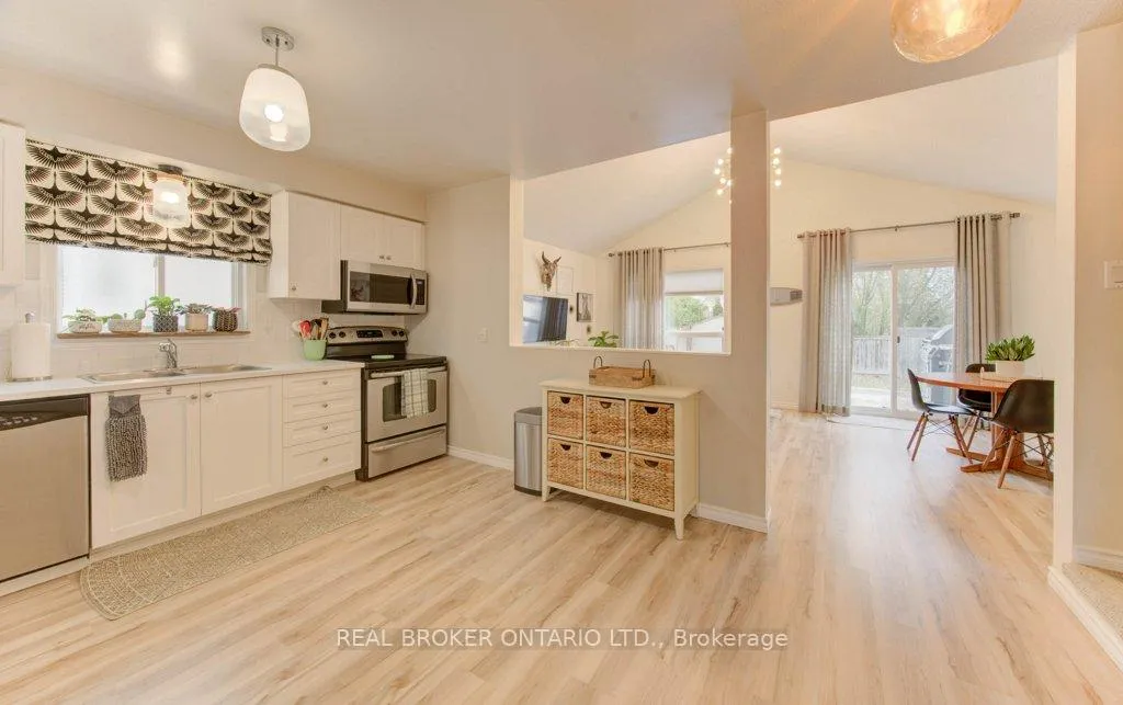 Photo 5 of 707 Paris Boulevard, Waterloo — HOMEH