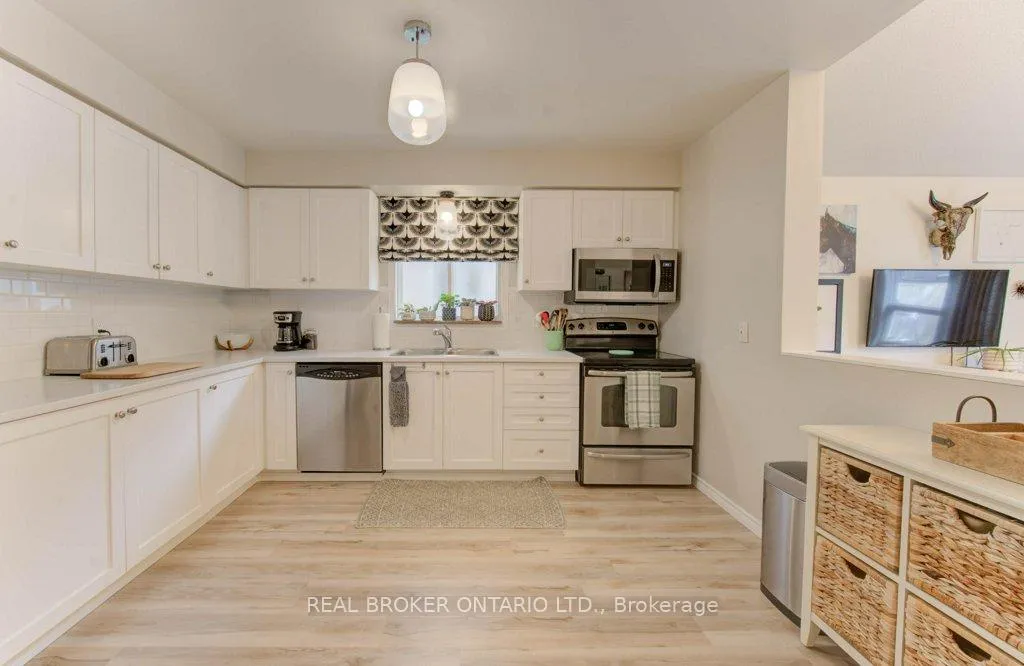 Photo 6 of 707 Paris Boulevard, Waterloo — HOMEH