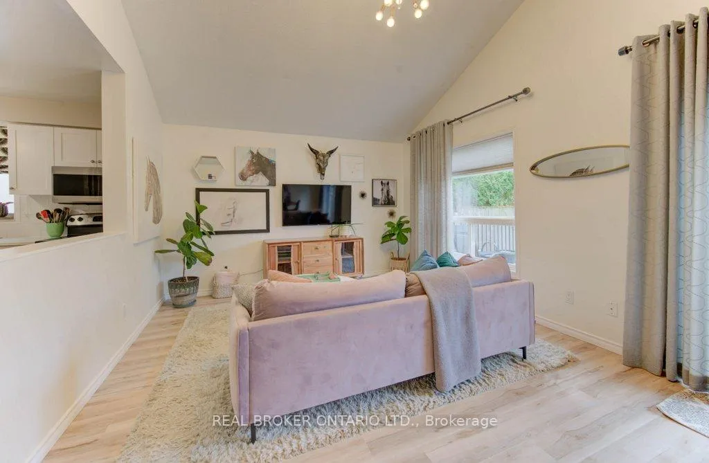 Photo 13 of 707 Paris Boulevard, Waterloo — HOMEH