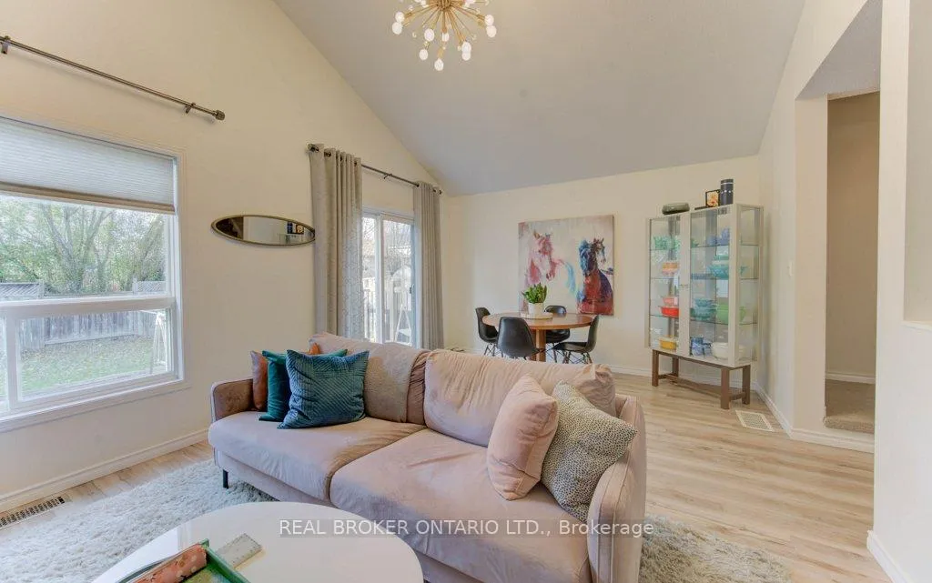 Photo 16 of 707 Paris Boulevard, Waterloo — HOMEH