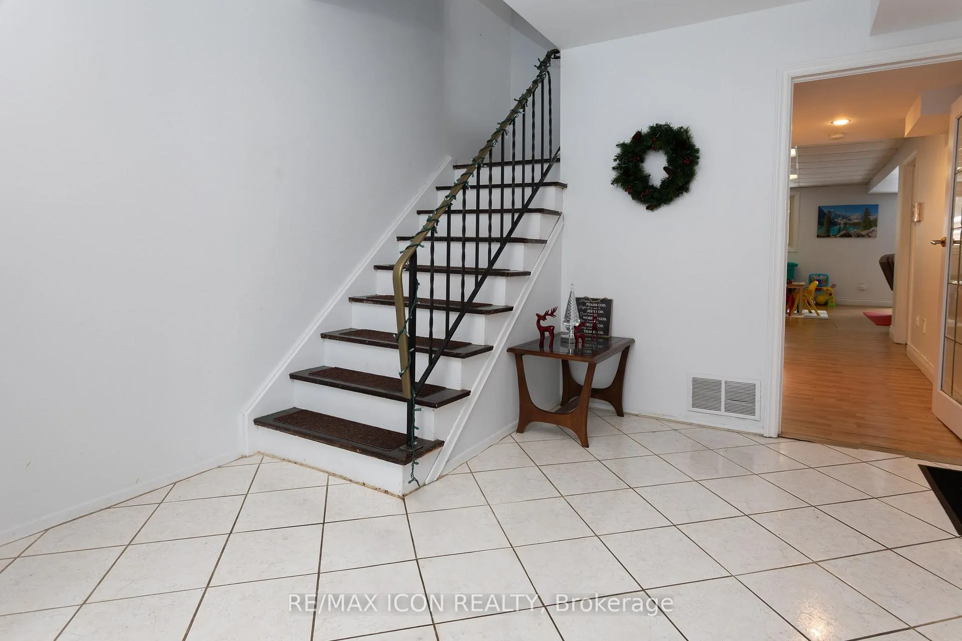 Photo 2 of 124 Dalegrove Drive, Kitchener — HOMEH