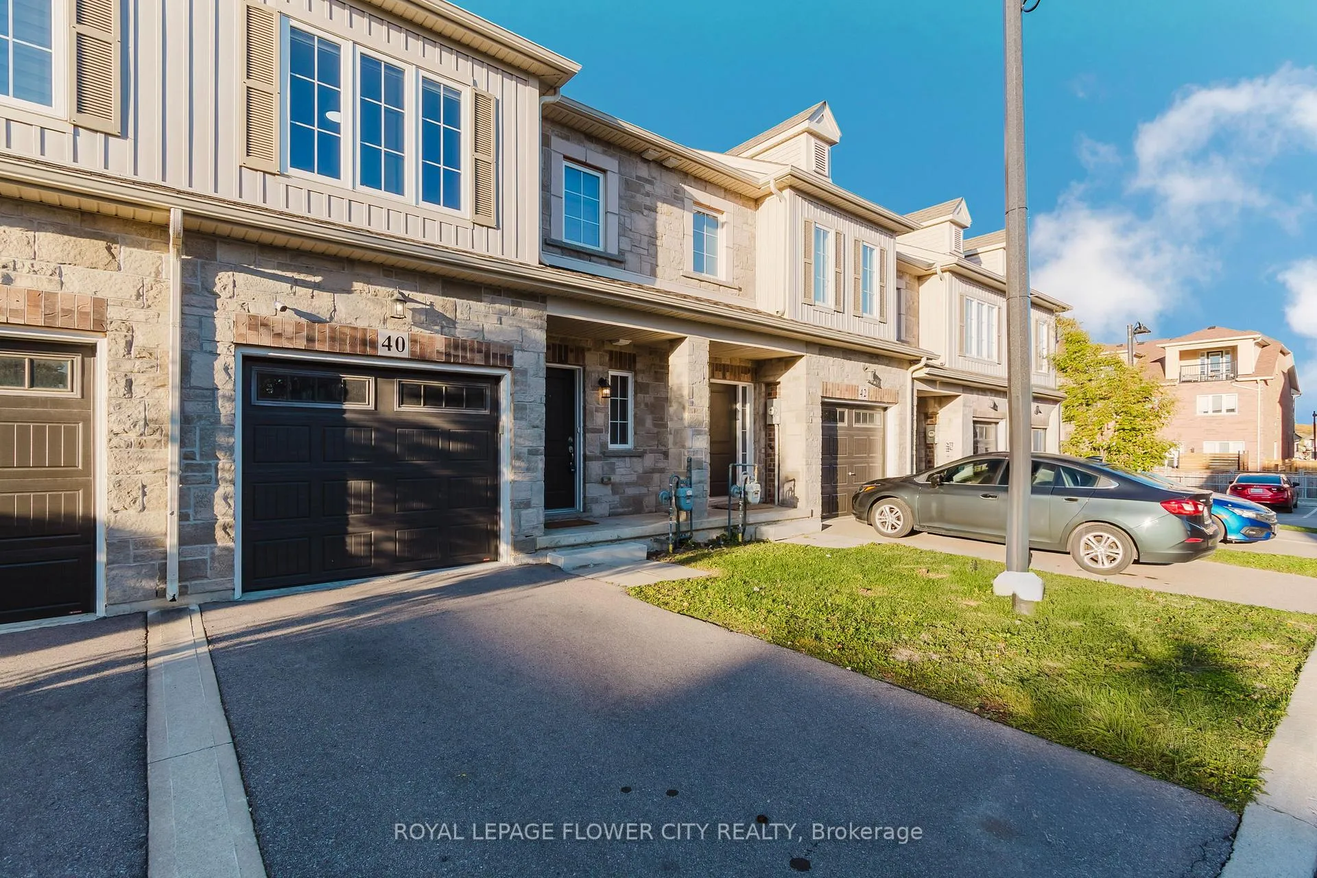 Photo 2 of 40 Dayman Drive, Hamilton, Ancaster — HOMEH