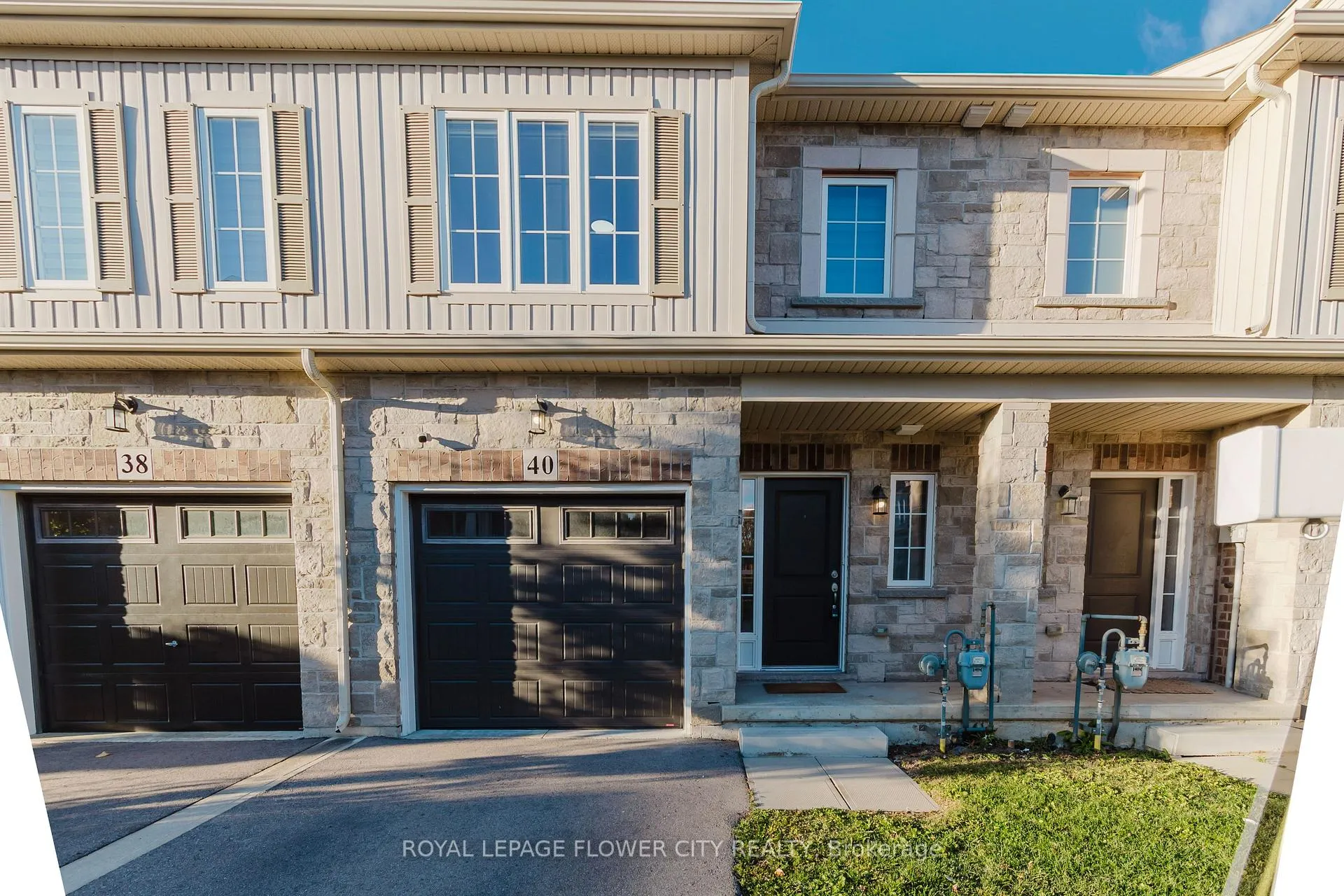 Photo 3 of 40 Dayman Drive, Hamilton, Ancaster — HOMEH