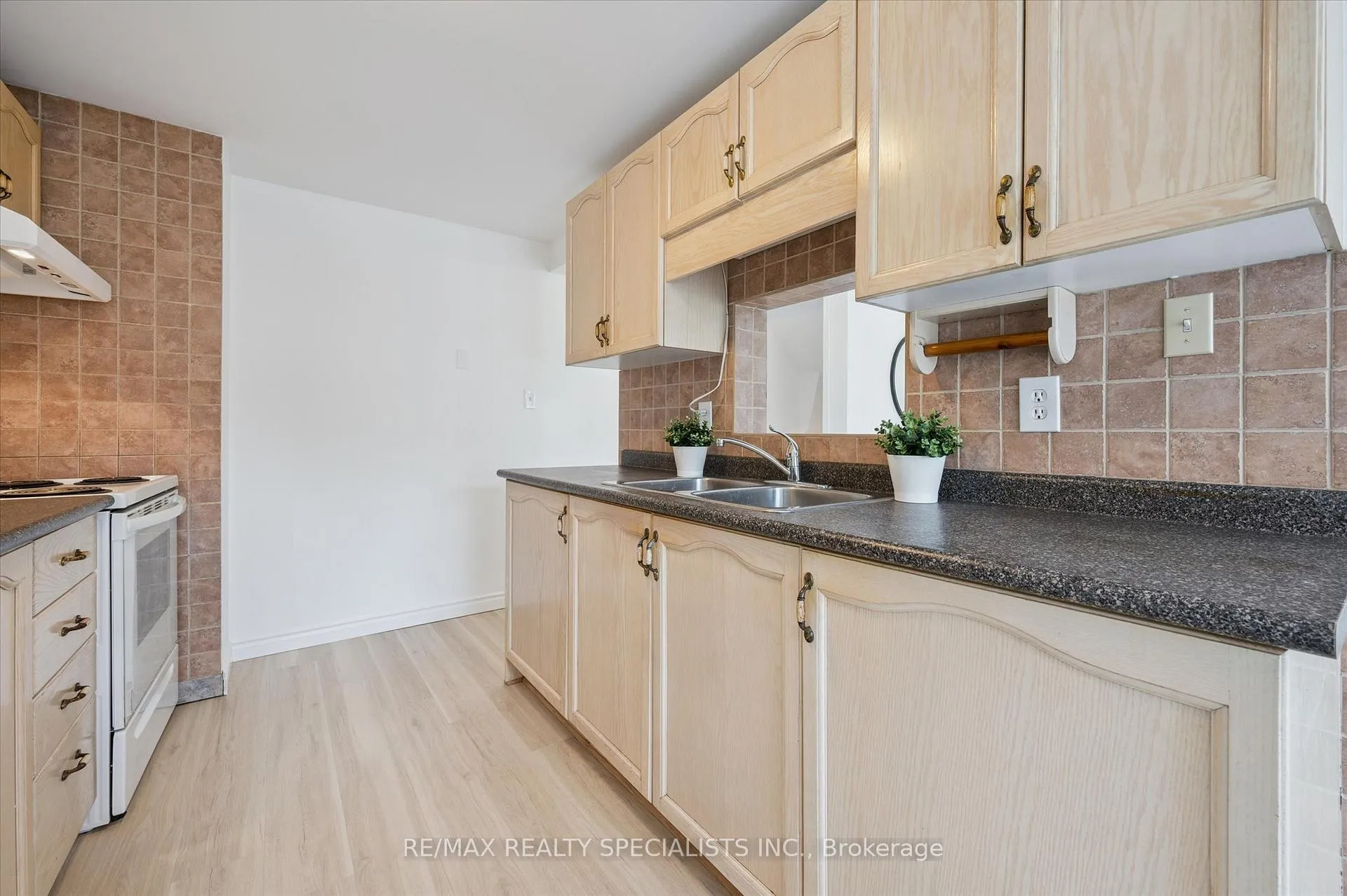 Photo 7 of 17 Tamvale Crescent, Kitchener — HOMEH