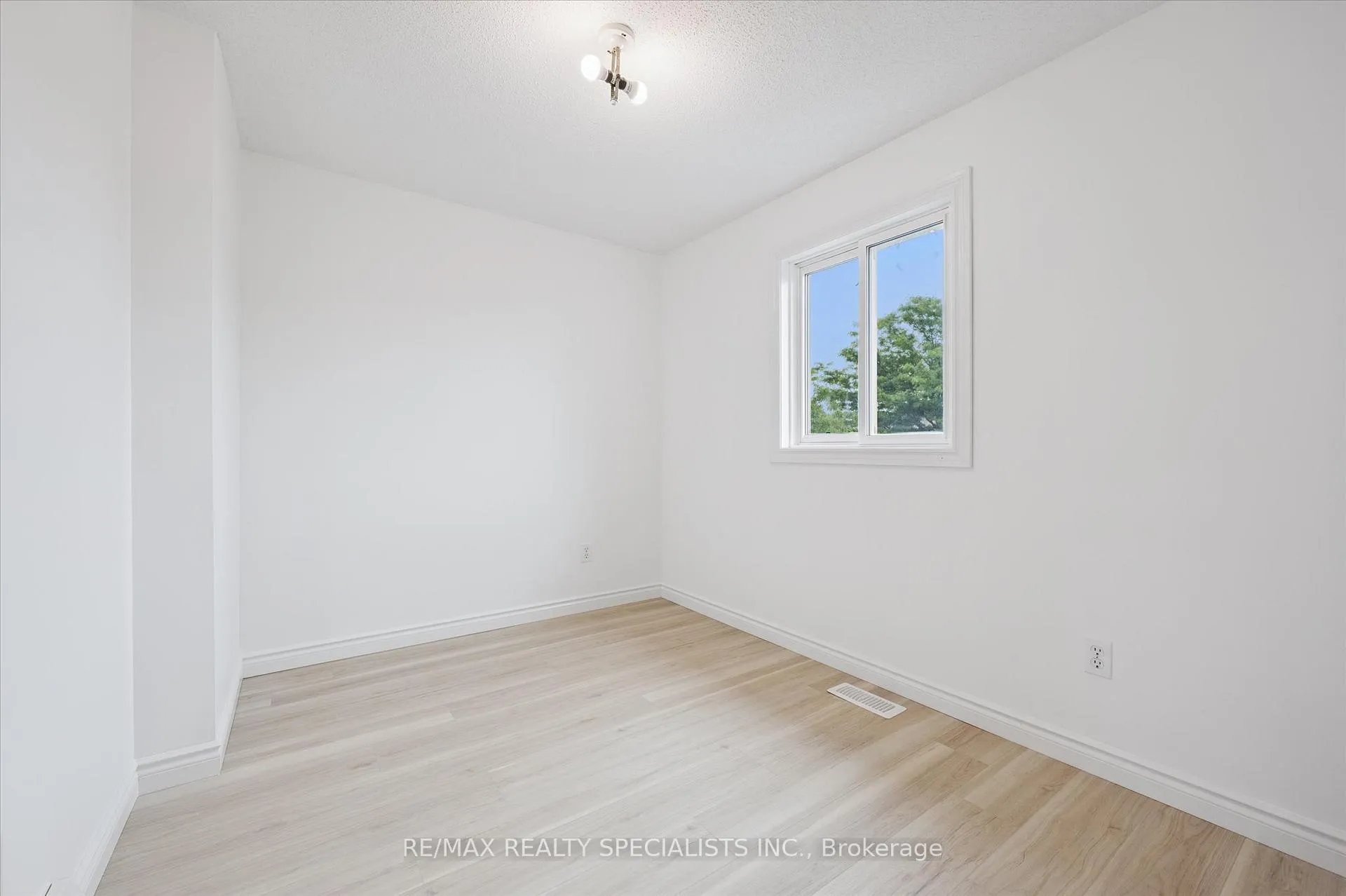Photo 12 of 17 Tamvale Crescent, Kitchener — HOMEH