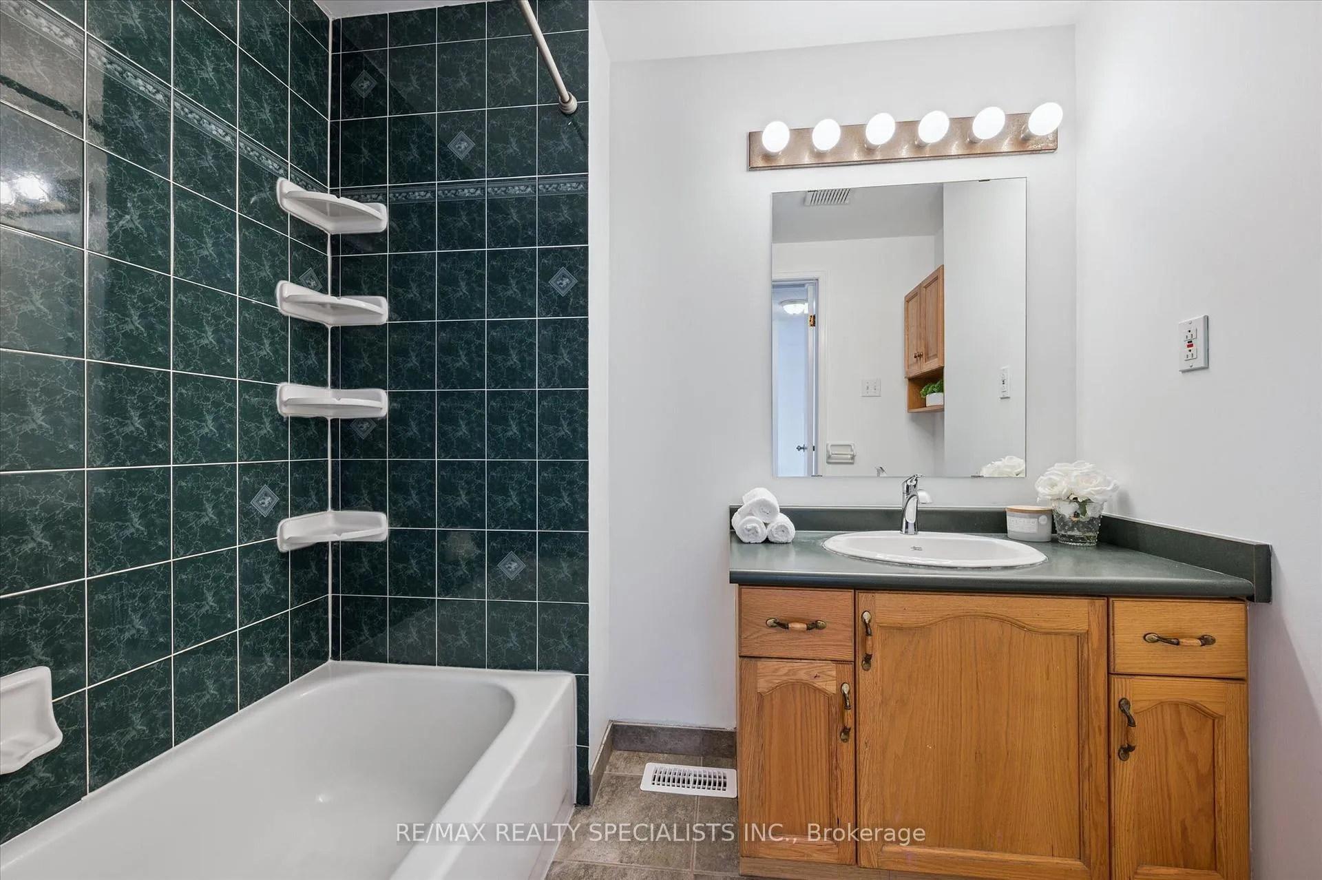 Photo 14 of 17 Tamvale Crescent, Kitchener — HOMEH