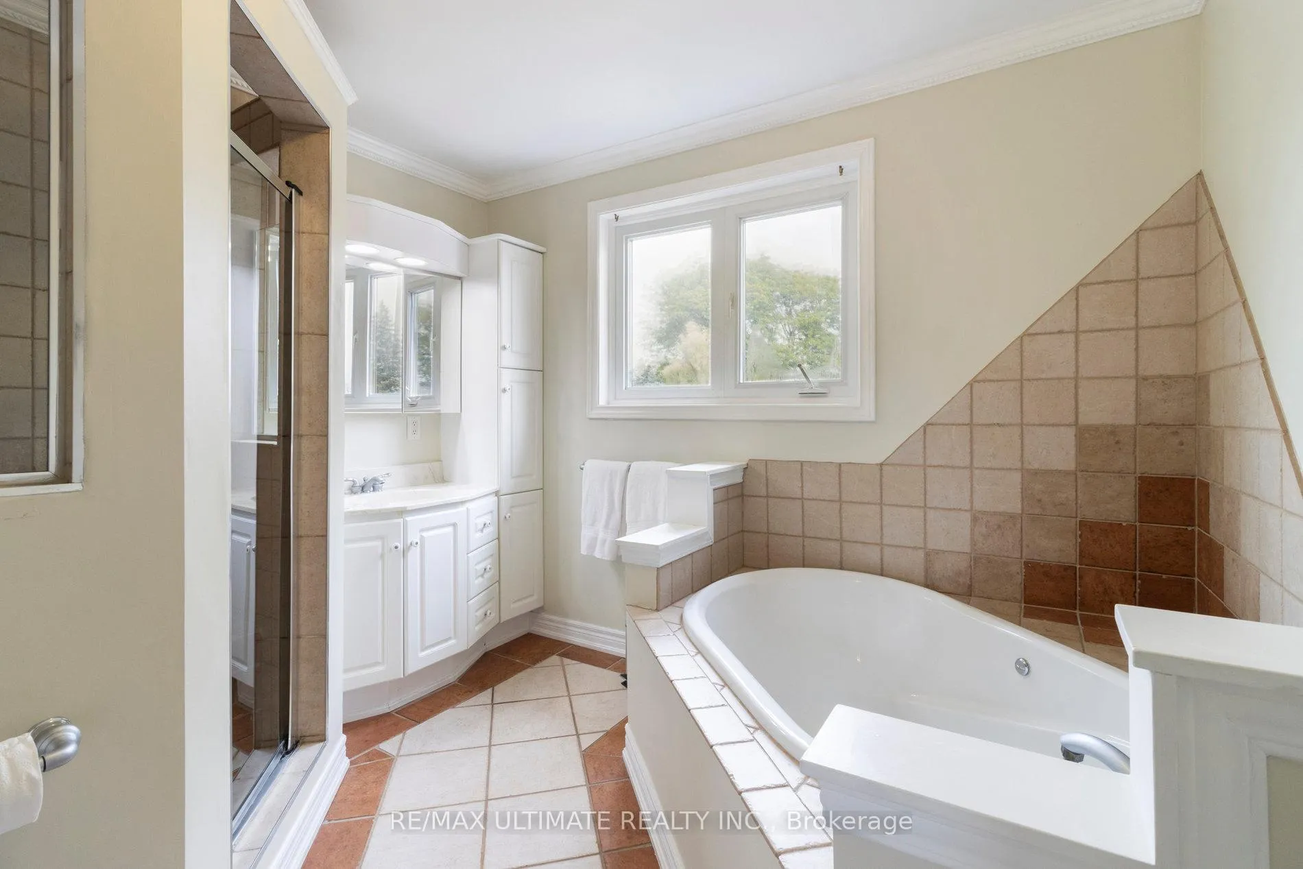 Photo 19 of 40 Birchview Crescent, Caledon, Bolton North — HOMEH