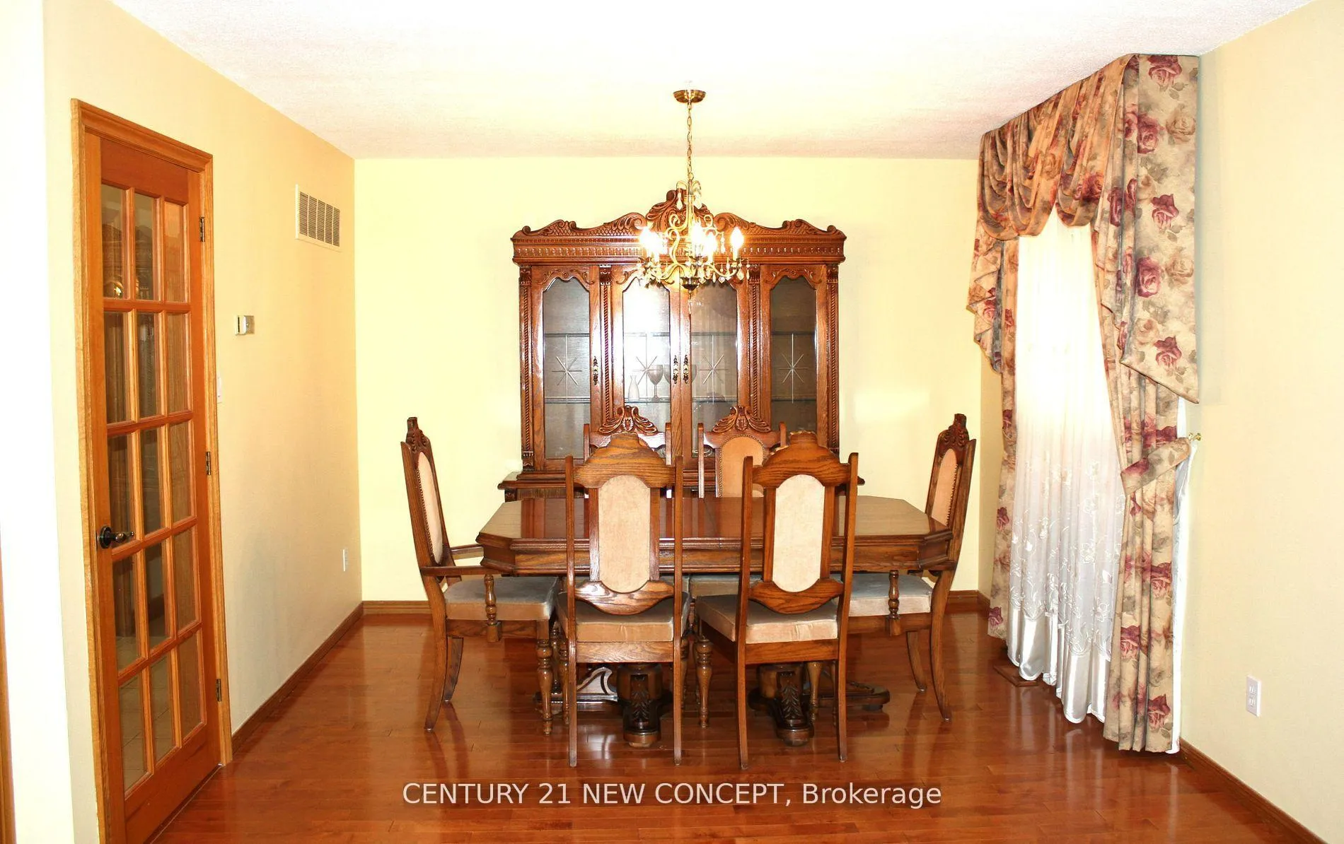 Photo 3 of 25 Quaker Ridge Road, Vaughan, Glen Shields — HOMEH