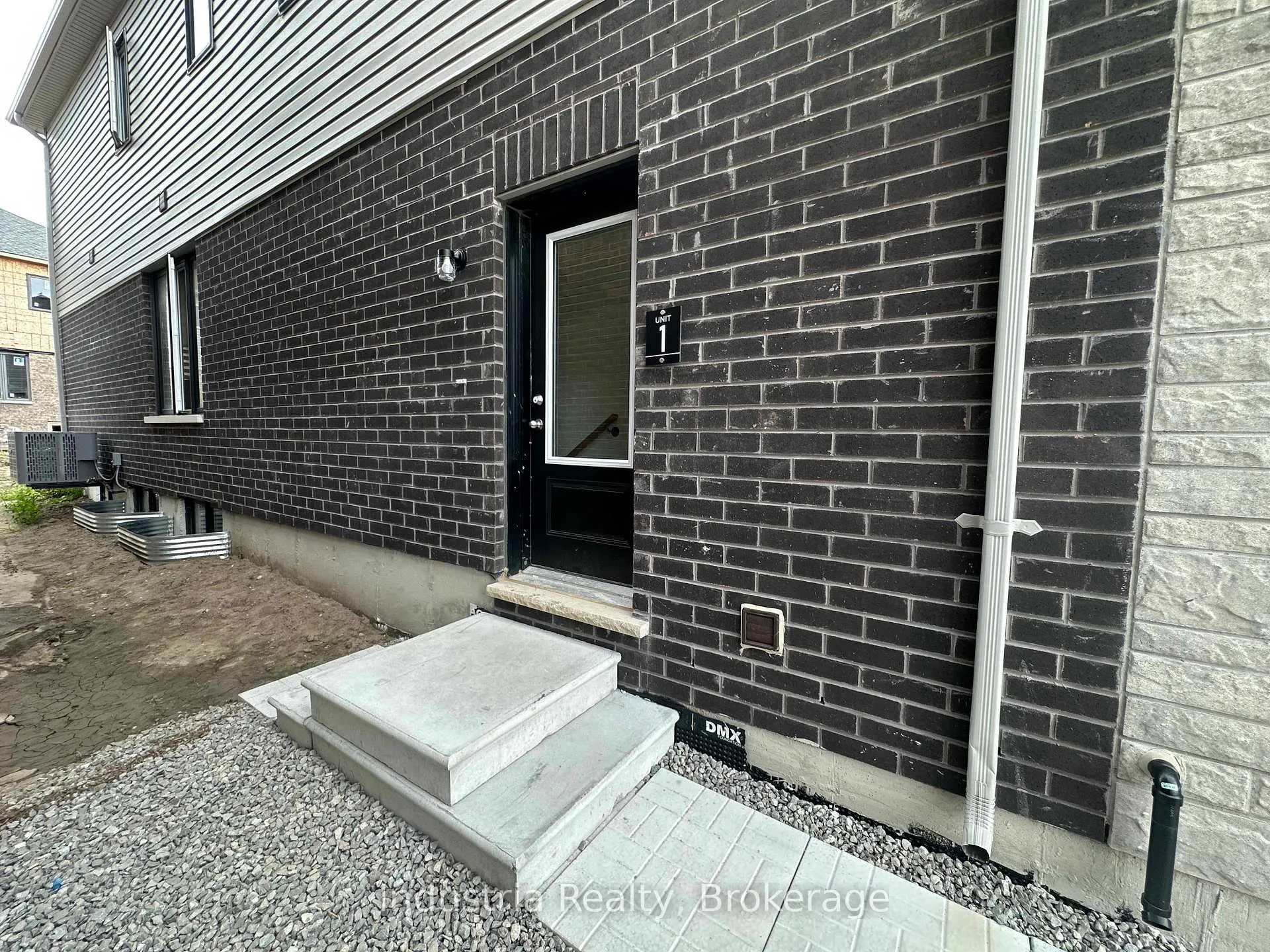 Photo 3 of 114 Nottingham Road, Barrie, Rural Barrie Southeast — HOMEH