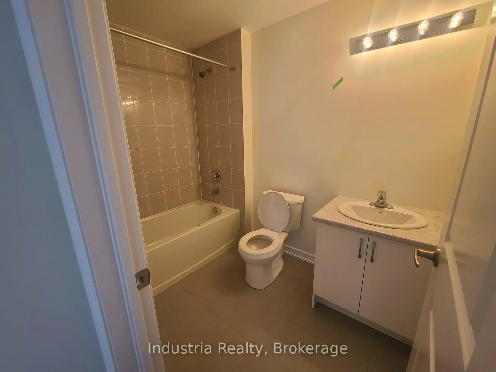 Photo 8 of 114 Nottingham Road, Barrie, Rural Barrie Southeast — HOMEH