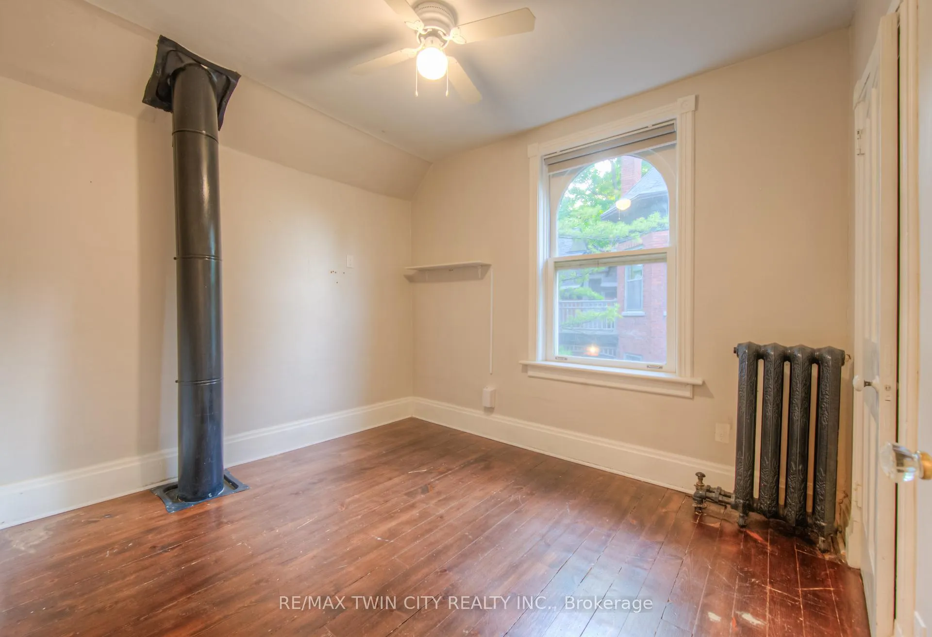 Photo 31 of 19 Roland Street, Kitchener — HOMEH
