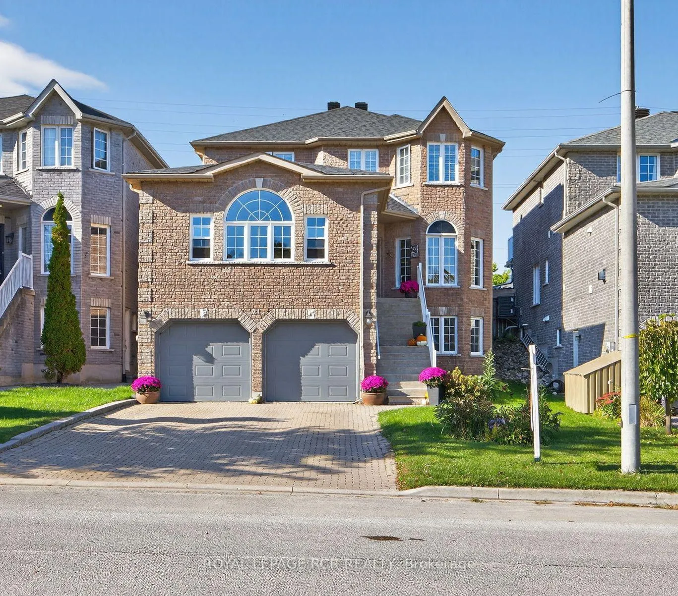 Photo 1 of 24 Tascona Court, Barrie, Little Lake — HOMEH