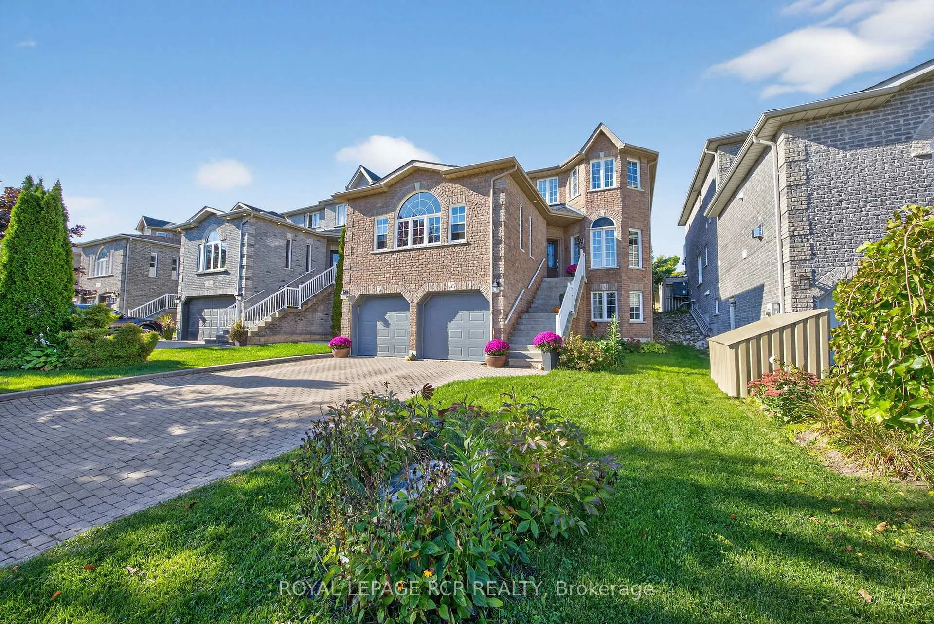 Photo 2 of 24 Tascona Court, Barrie, Little Lake — HOMEH