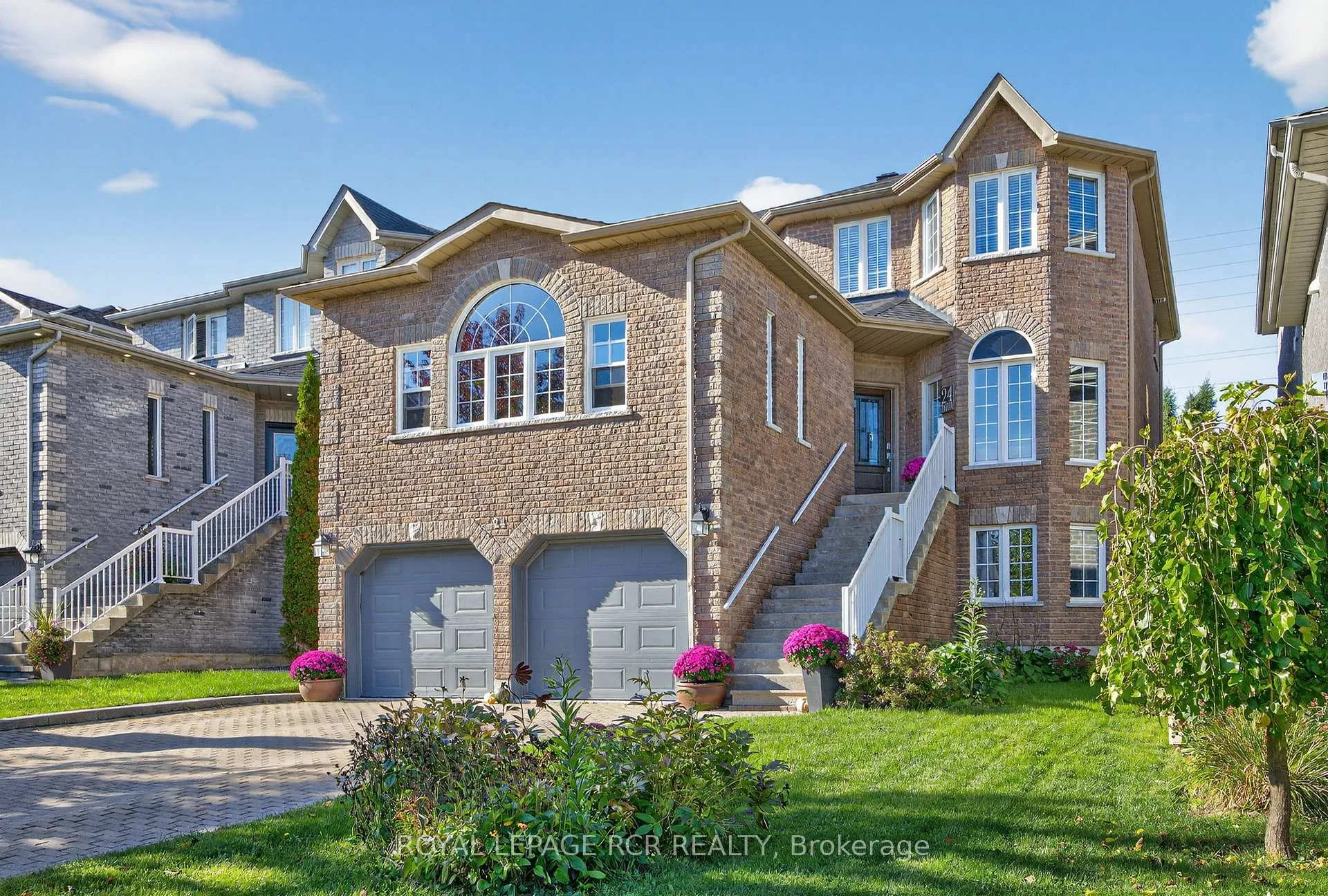 Photo 3 of 24 Tascona Court, Barrie, Little Lake — HOMEH