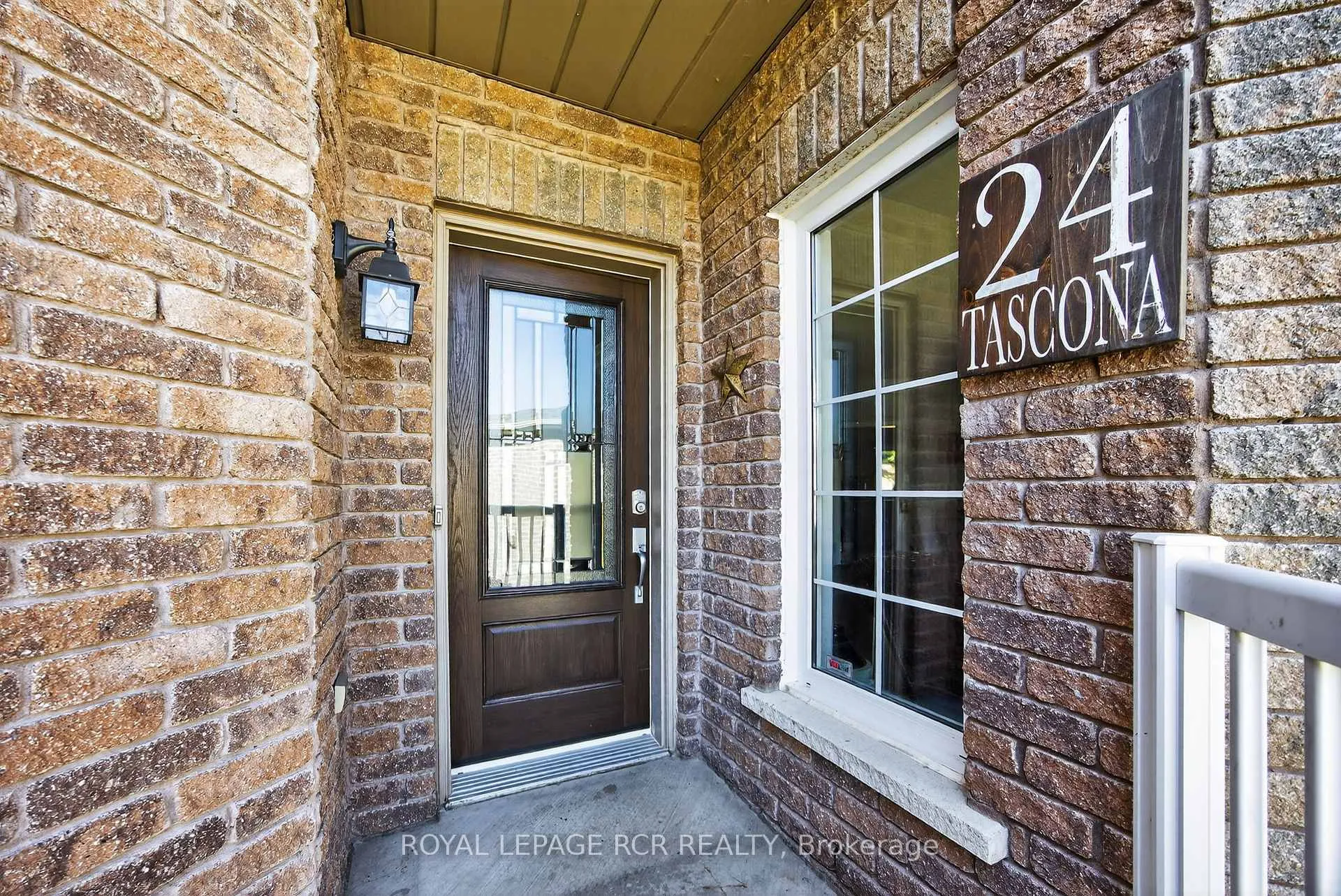 Photo 4 of 24 Tascona Court, Barrie, Little Lake — HOMEH