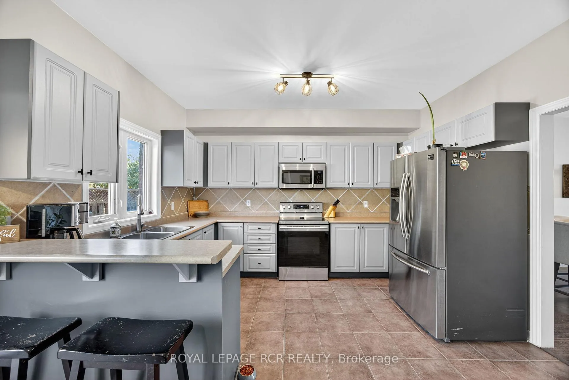 Photo 6 of 24 Tascona Court, Barrie, Little Lake — HOMEH