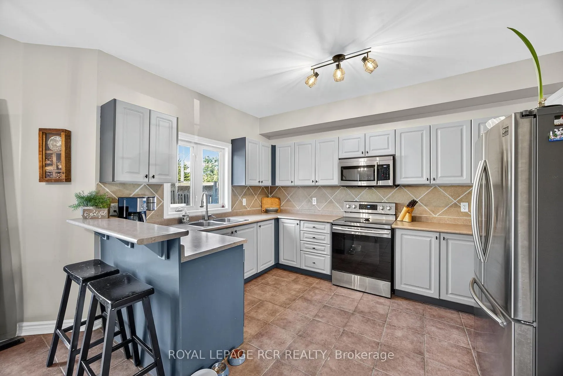 Photo 7 of 24 Tascona Court, Barrie, Little Lake — HOMEH