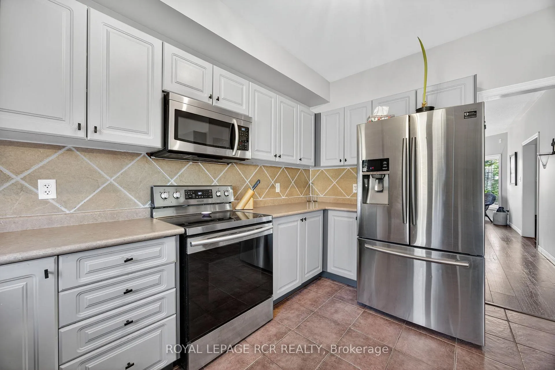 Photo 8 of 24 Tascona Court, Barrie, Little Lake — HOMEH