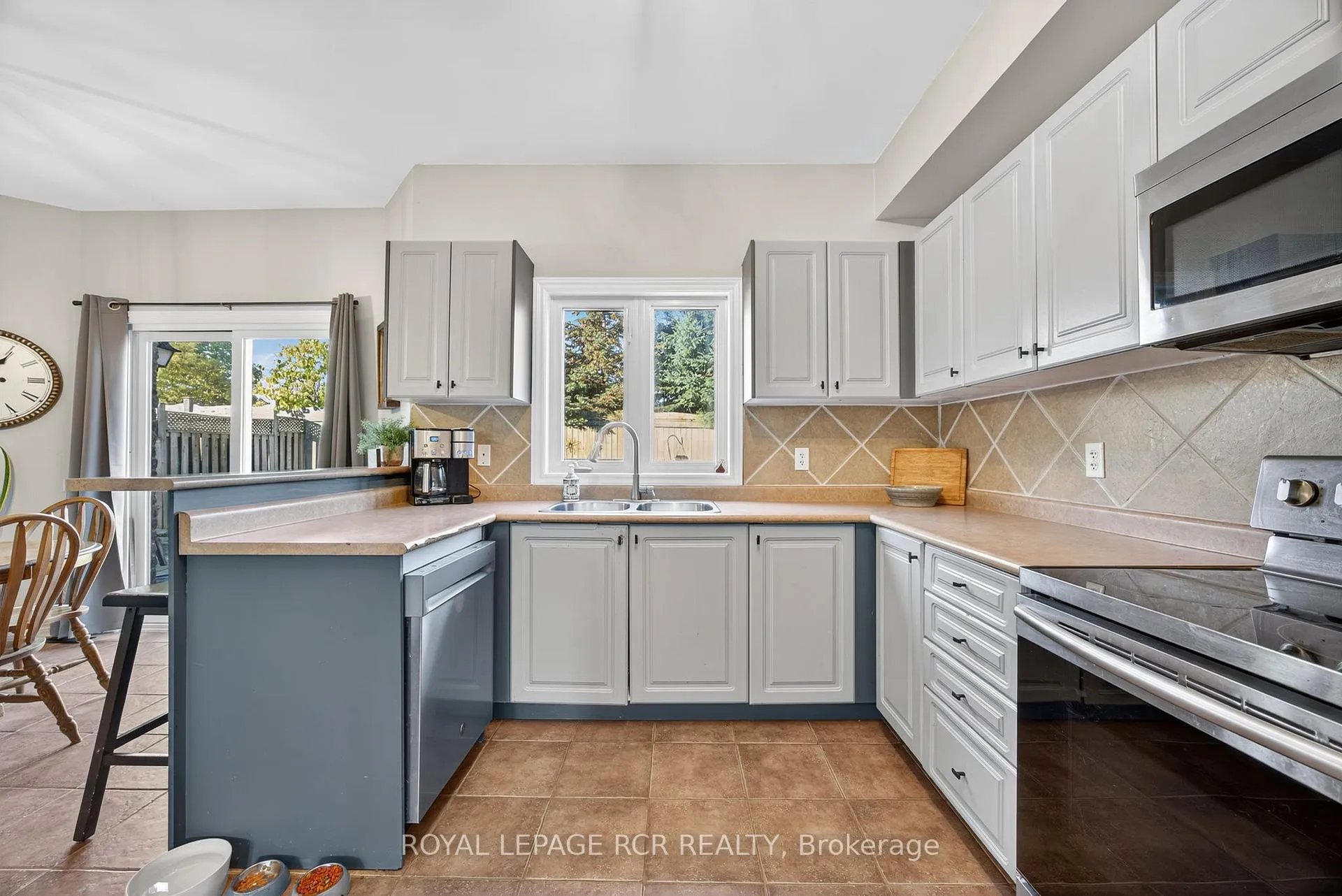 Photo 9 of 24 Tascona Court, Barrie, Little Lake — HOMEH