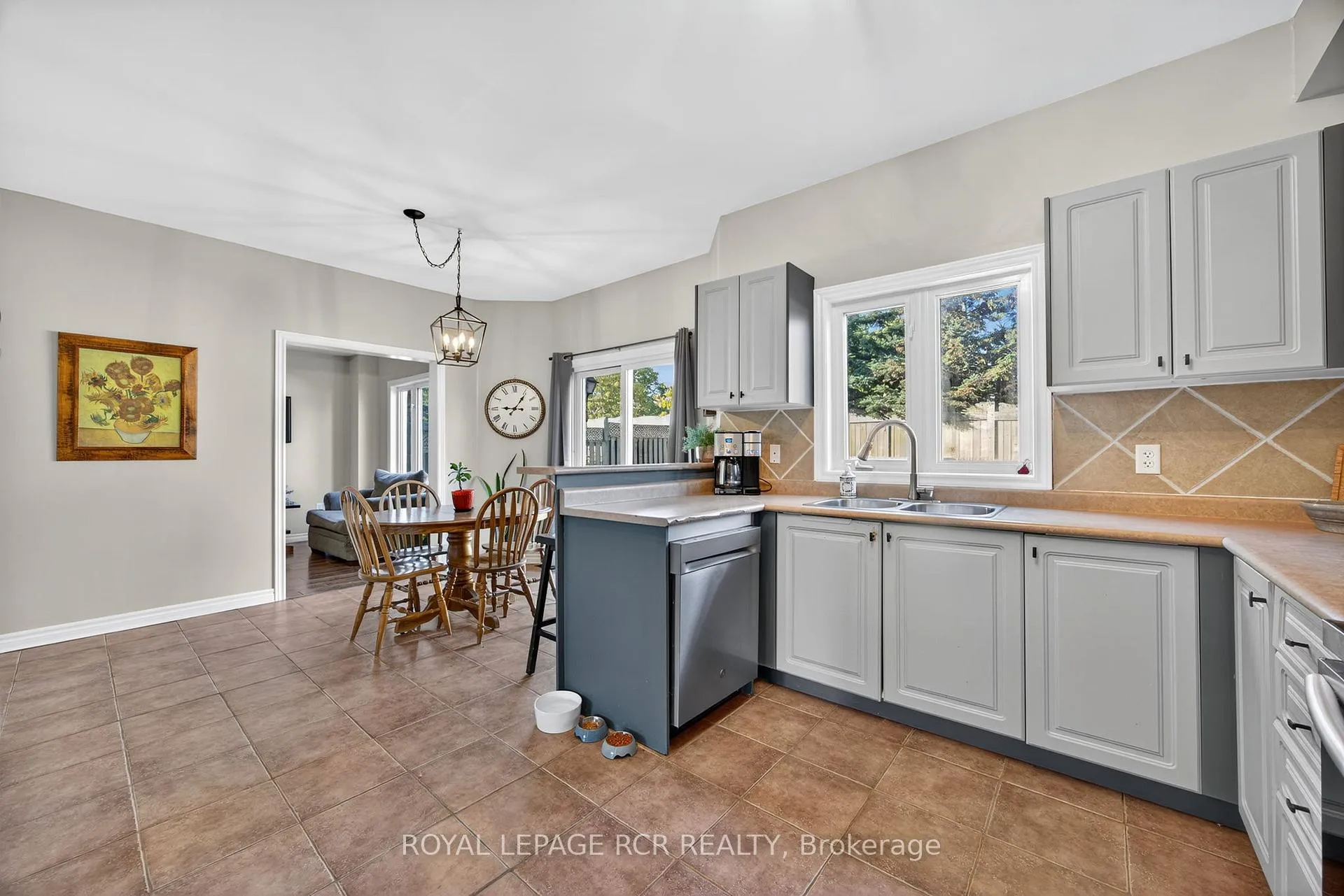 Photo 10 of 24 Tascona Court, Barrie, Little Lake — HOMEH