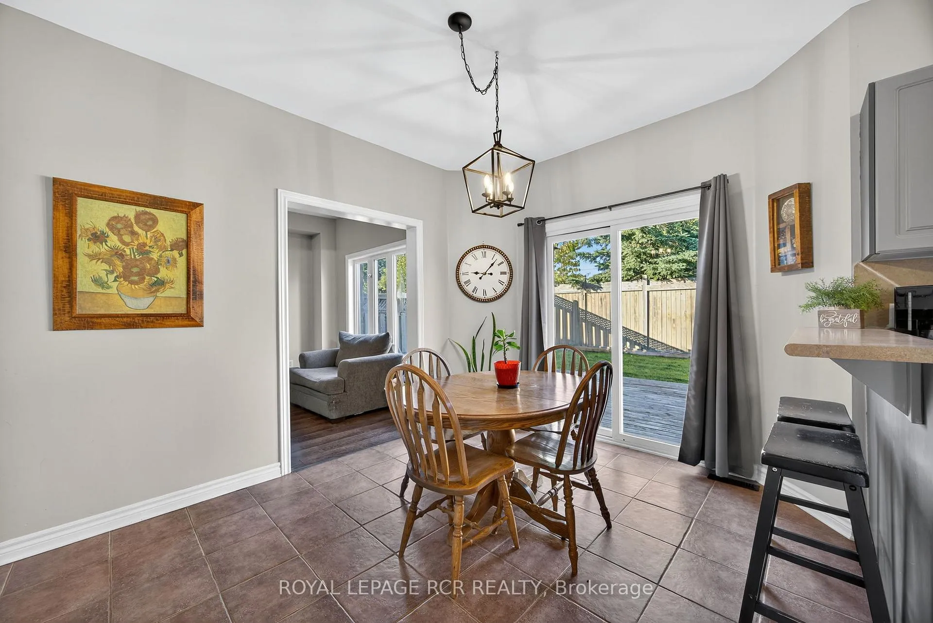 Photo 11 of 24 Tascona Court, Barrie, Little Lake — HOMEH