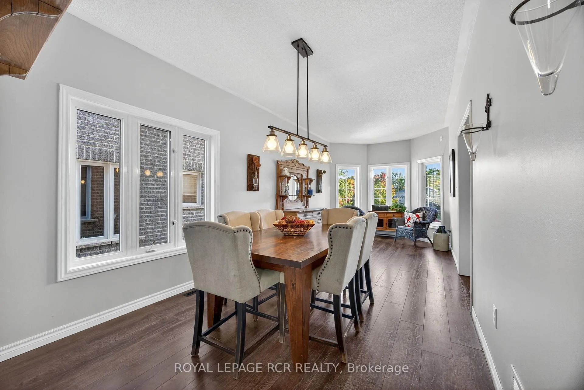Photo 12 of 24 Tascona Court, Barrie, Little Lake — HOMEH