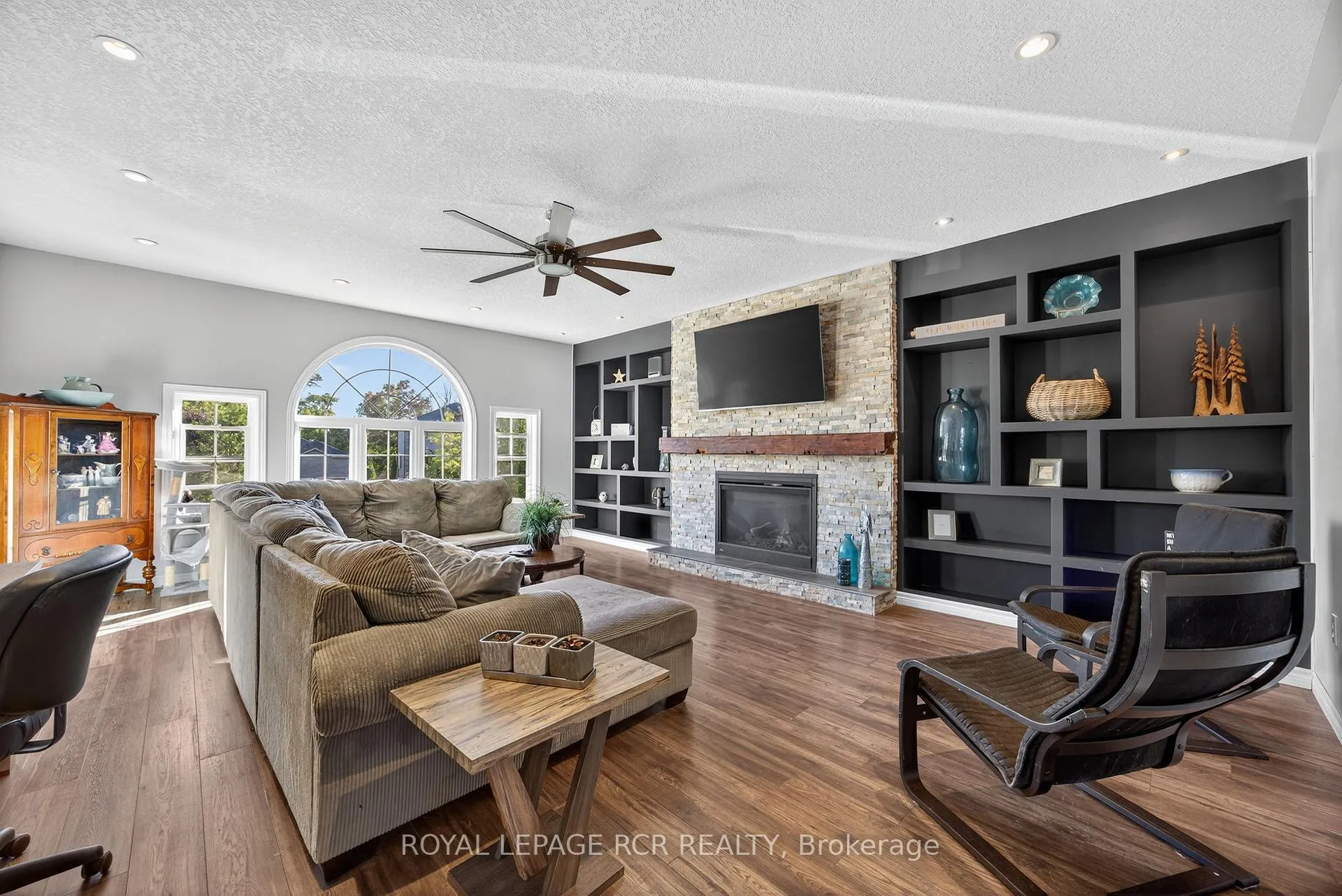 Photo 17 of 24 Tascona Court, Barrie, Little Lake — HOMEH