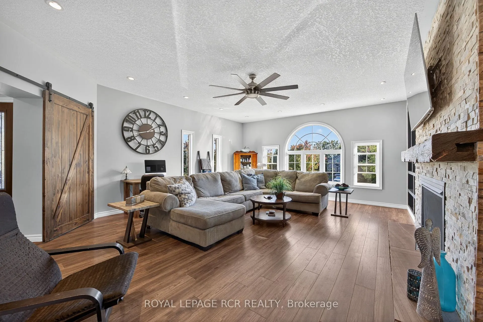Photo 18 of 24 Tascona Court, Barrie, Little Lake — HOMEH