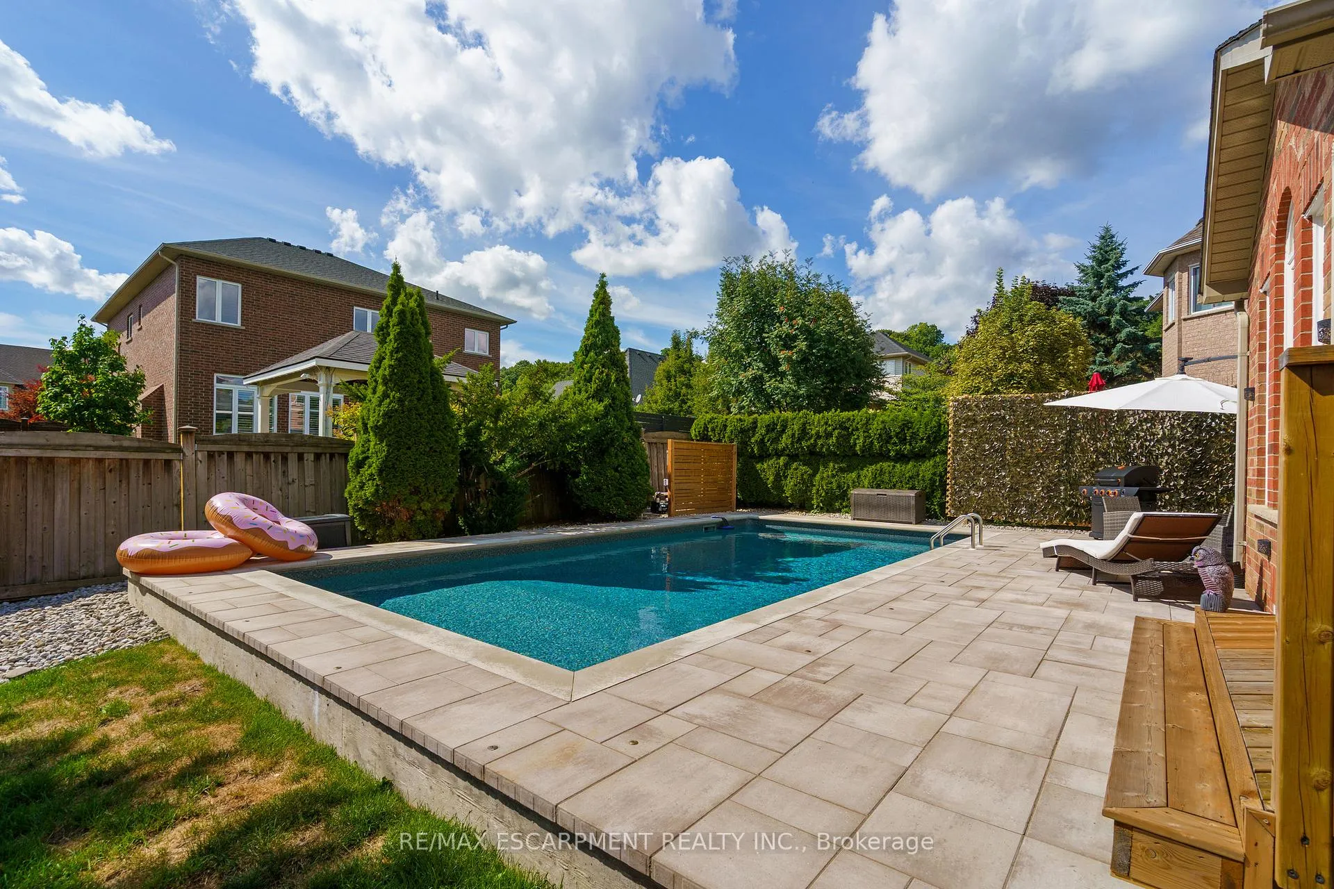 Photo 3 of 104 Davidson Boulevard, Hamilton, Dundas — HOMEH