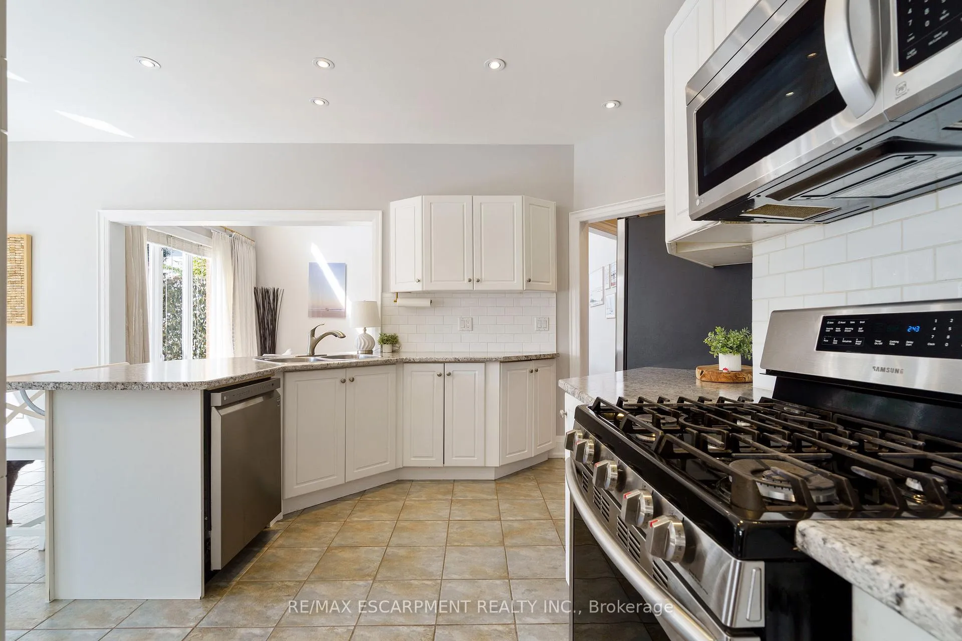 Photo 10 of 104 Davidson Boulevard, Hamilton, Dundas — HOMEH
