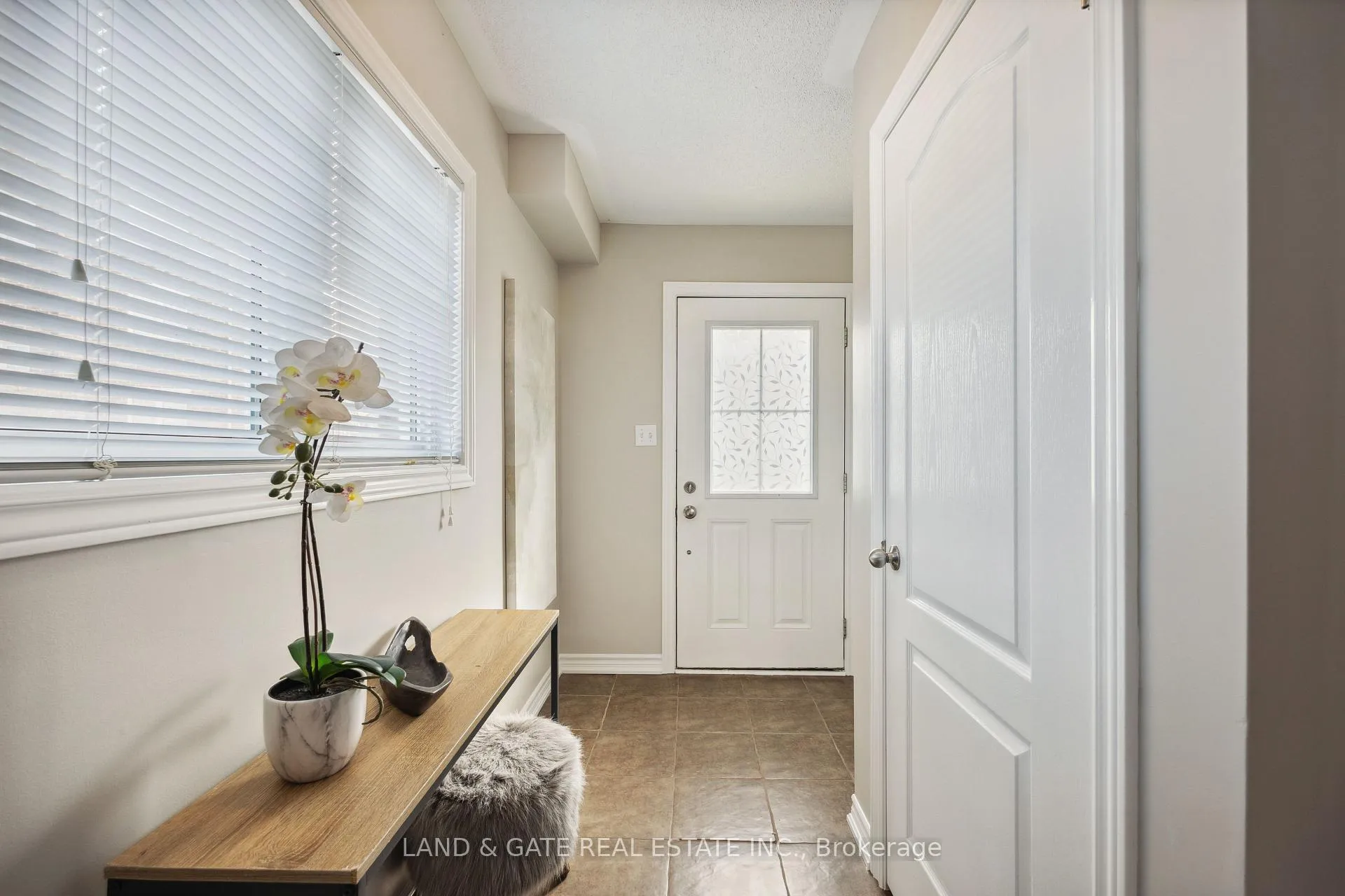 Photo 3 of 16 Katerson Lane, Clarington, Courtice — HOMEH