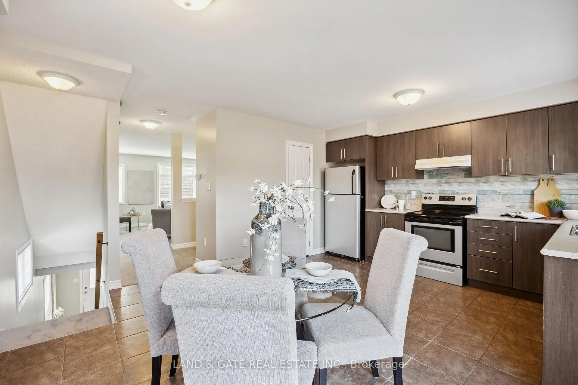 Photo 7 of 16 Katerson Lane, Clarington, Courtice — HOMEH