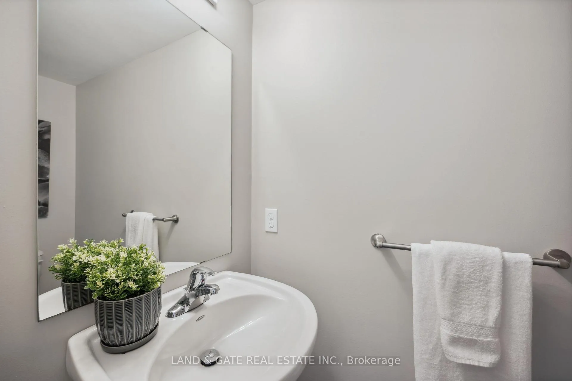Photo 14 of 16 Katerson Lane, Clarington, Courtice — HOMEH