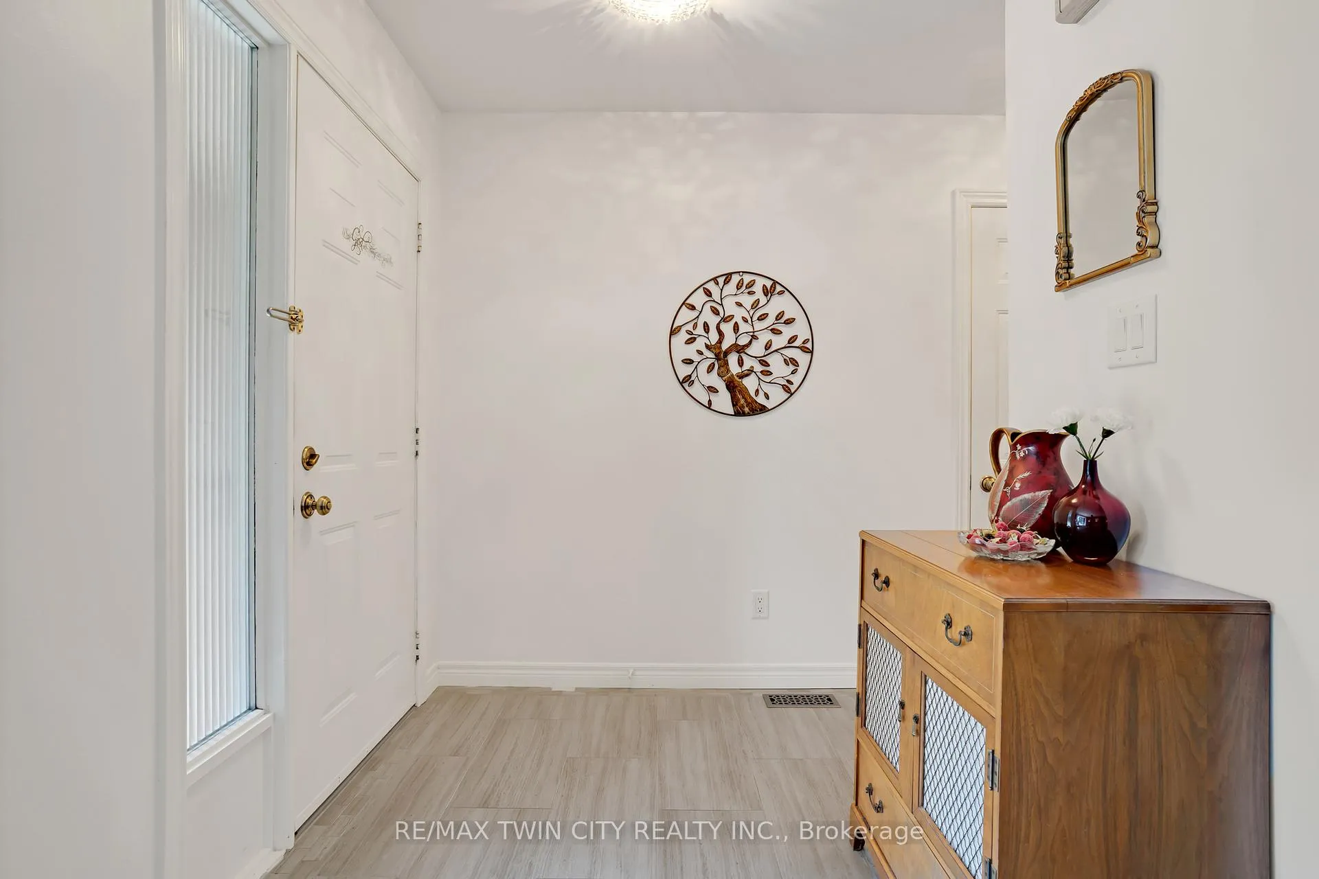 Photo 5 of 238 Westview Court, Kitchener — HOMEH
