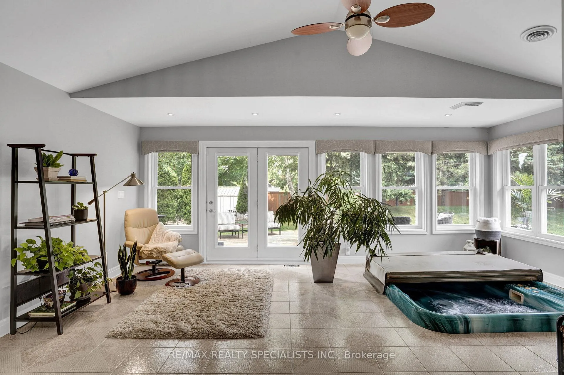 Photo 5 of 7103 Burbank Crescent, Niagara Falls, Morrison — HOMEH
