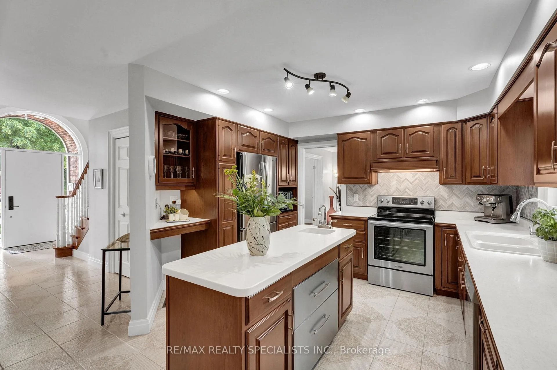 Photo 13 of 7103 Burbank Crescent, Niagara Falls, Morrison — HOMEH