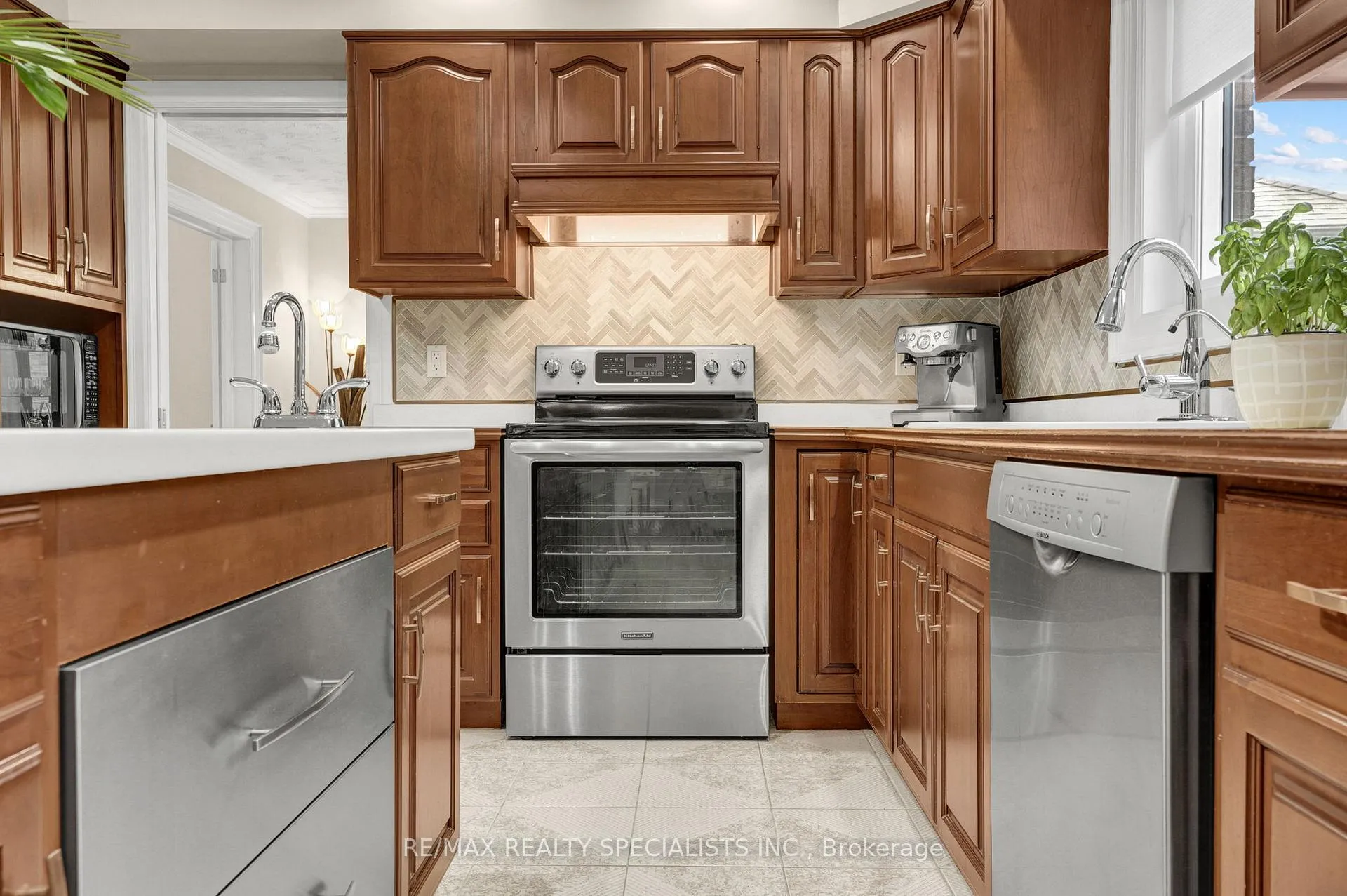 Photo 15 of 7103 Burbank Crescent, Niagara Falls, Morrison — HOMEH