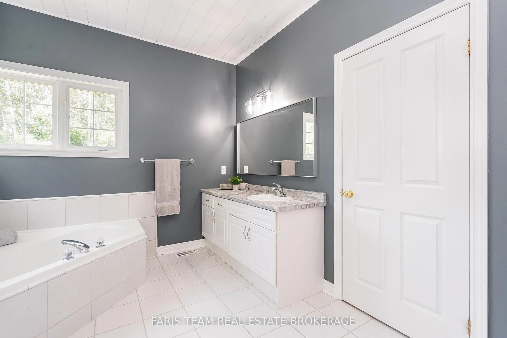 Photo 13 of 35 Parr Boulevard, Springwater, Rural Springwater — HOMEH