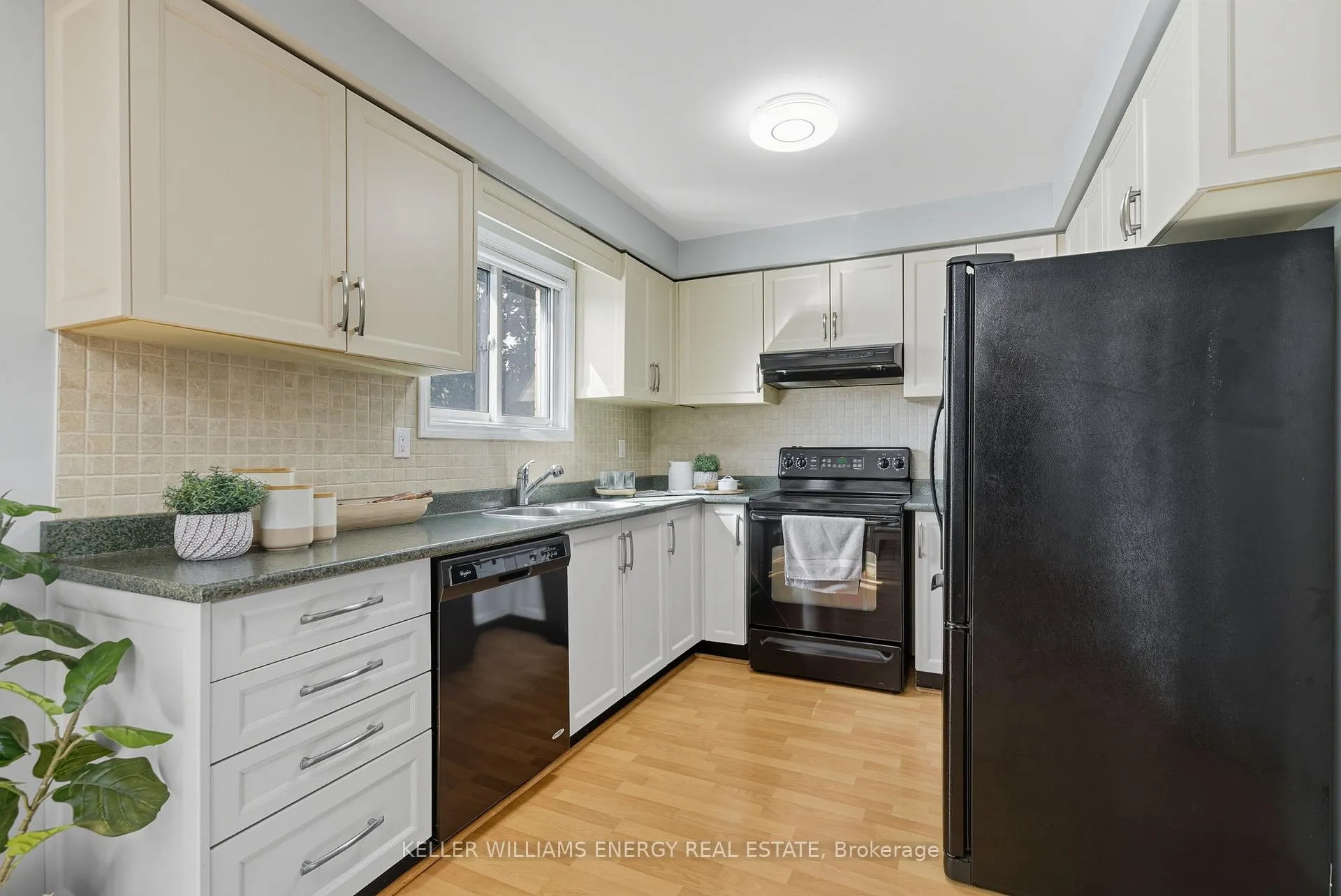 Photo 4 of 8 Inglis Avenue, Clarington, Courtice — HOMEH