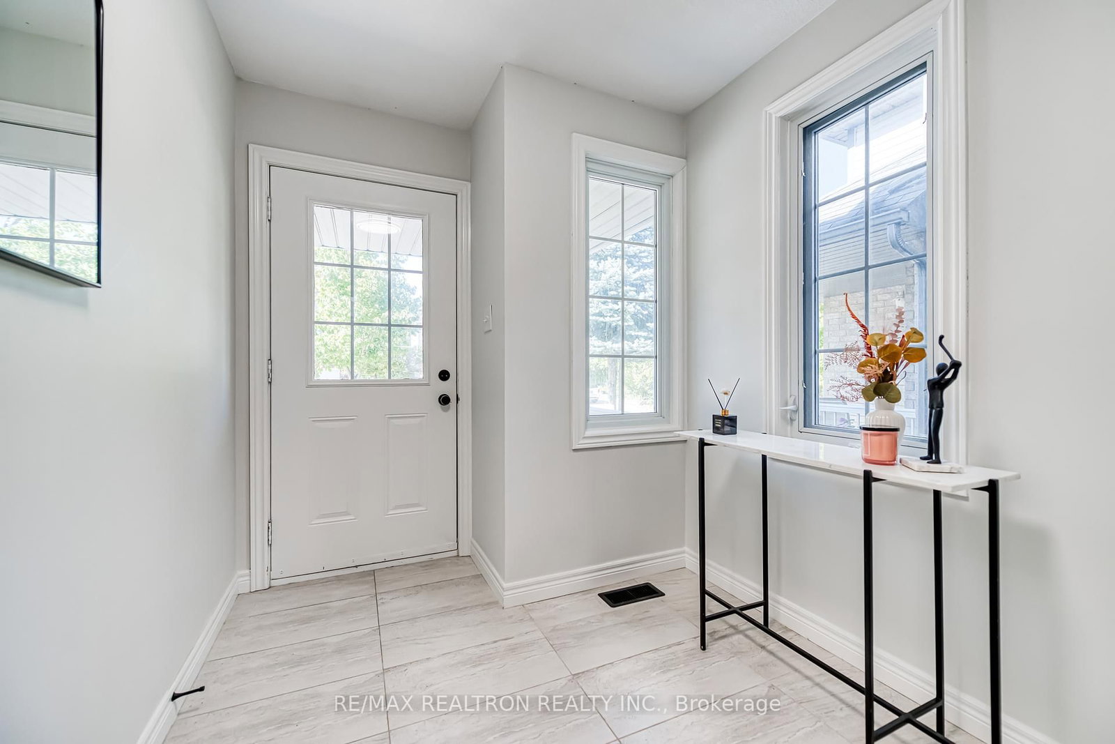 Photo 3 of 634 Violet St, Waterloo, Columbia Forest — HOMEH