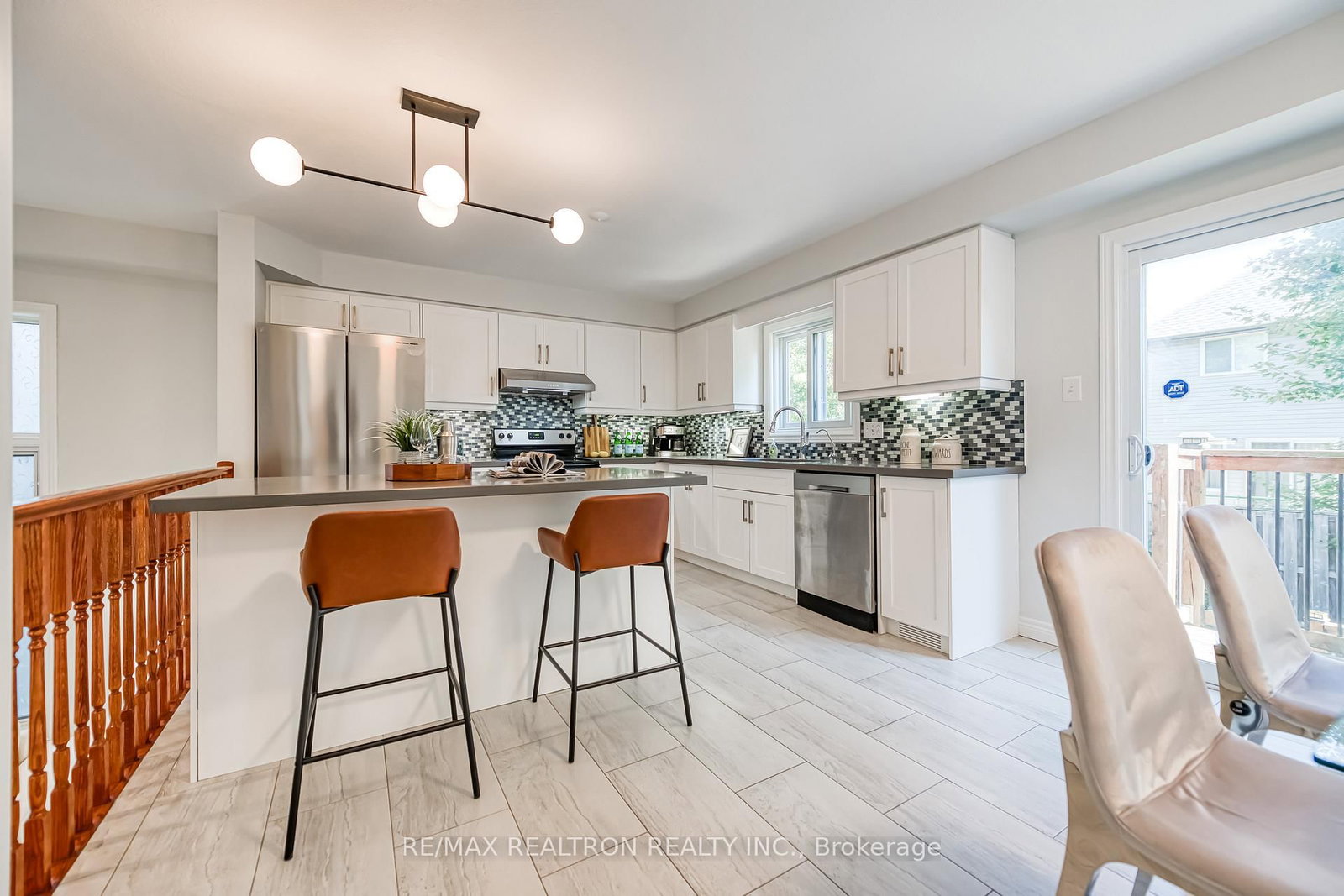 Photo 8 of 634 Violet St, Waterloo, Columbia Forest — HOMEH