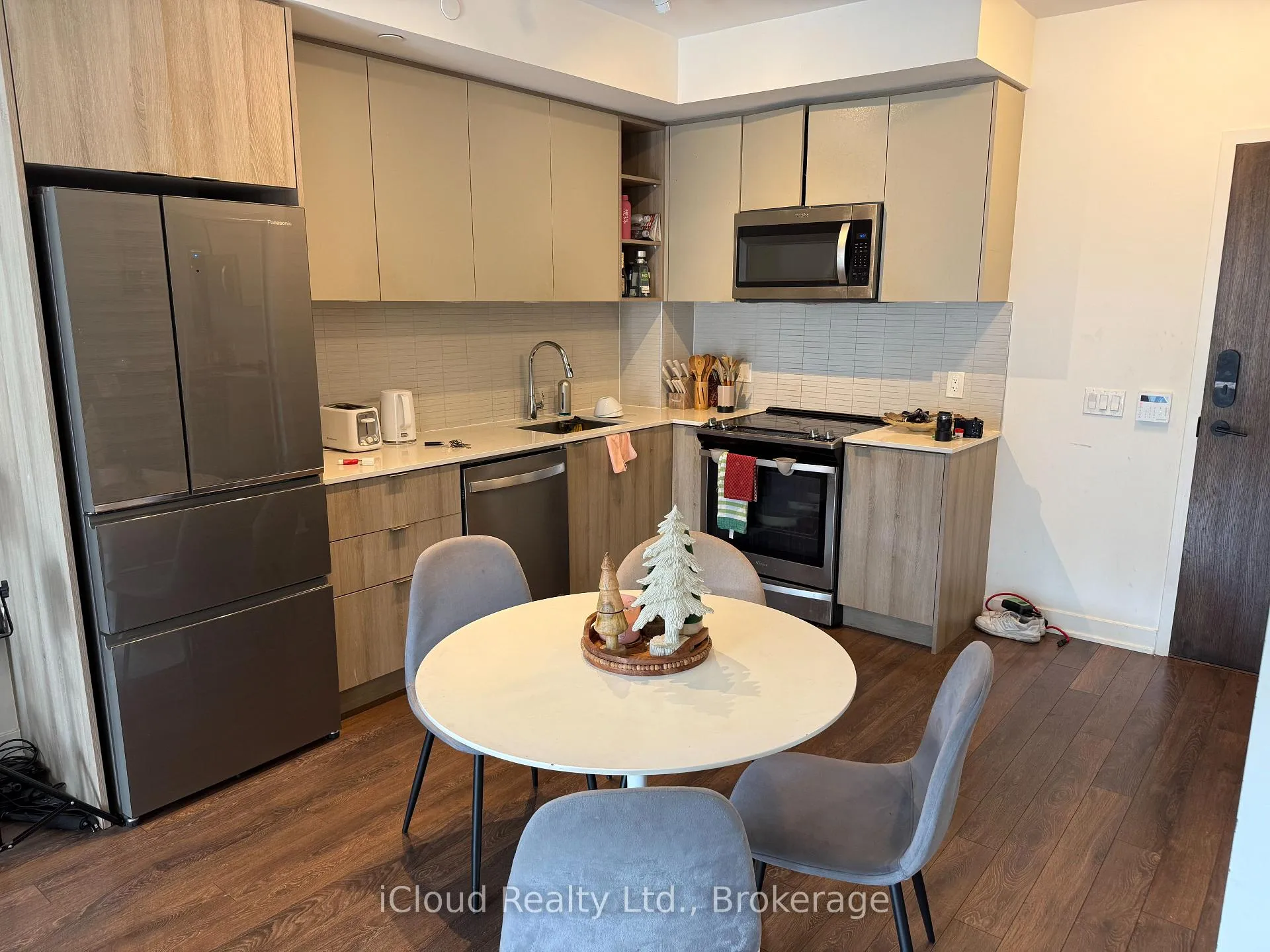 Photo 2 of Unit 906, 100 Eagle Rock Way, Vaughan, Rural Vaughan — HOMEH