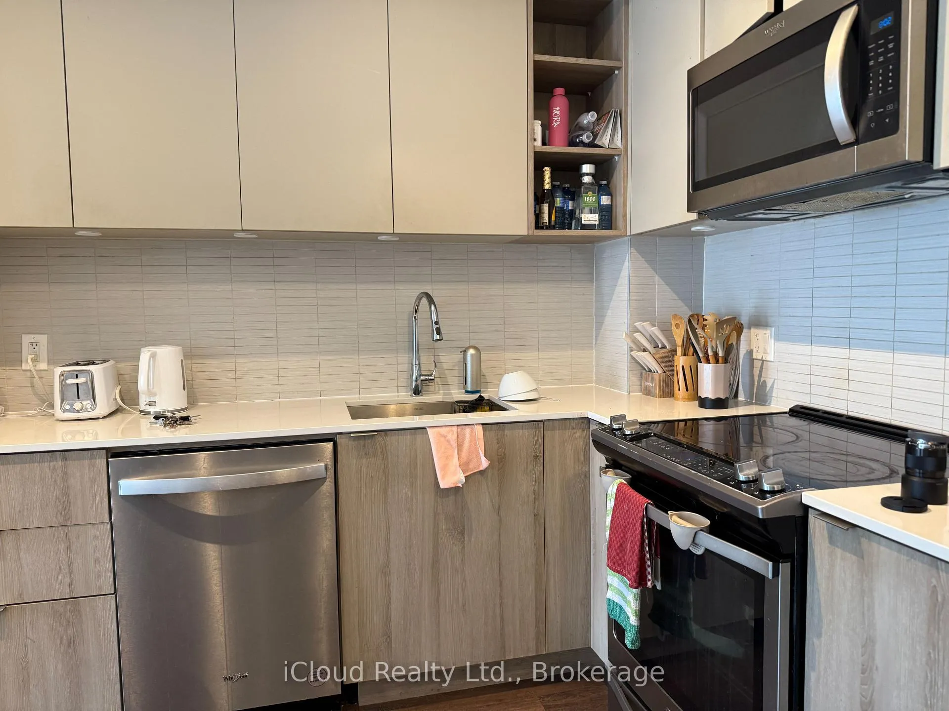 Photo 3 of Unit 906, 100 Eagle Rock Way, Vaughan, Rural Vaughan — HOMEH